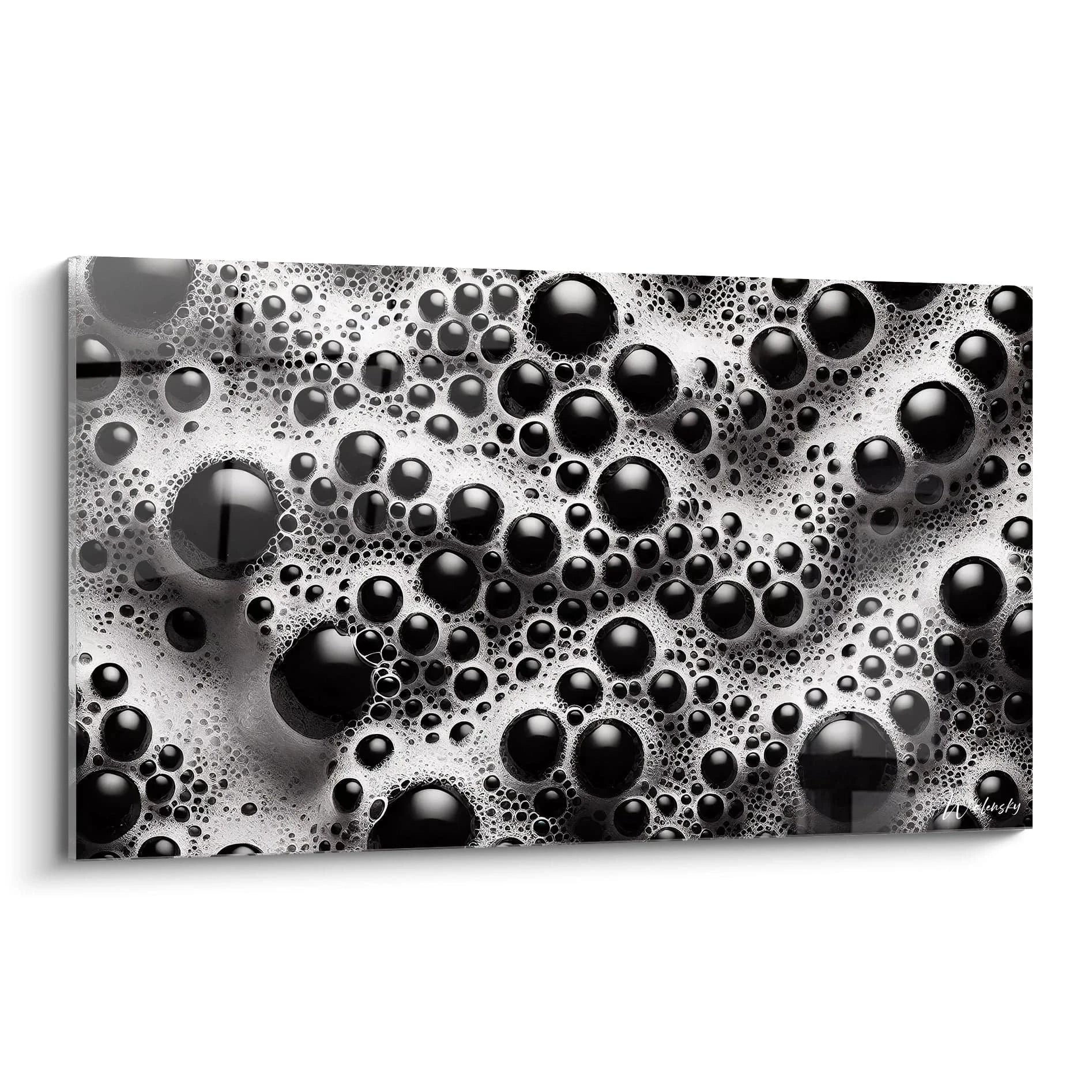 Un tableau artistique abstrait montrant des bulles noires sur un fond argenté, avec des textures lisses et mousseuses, offrant un contraste visuel saisissant.