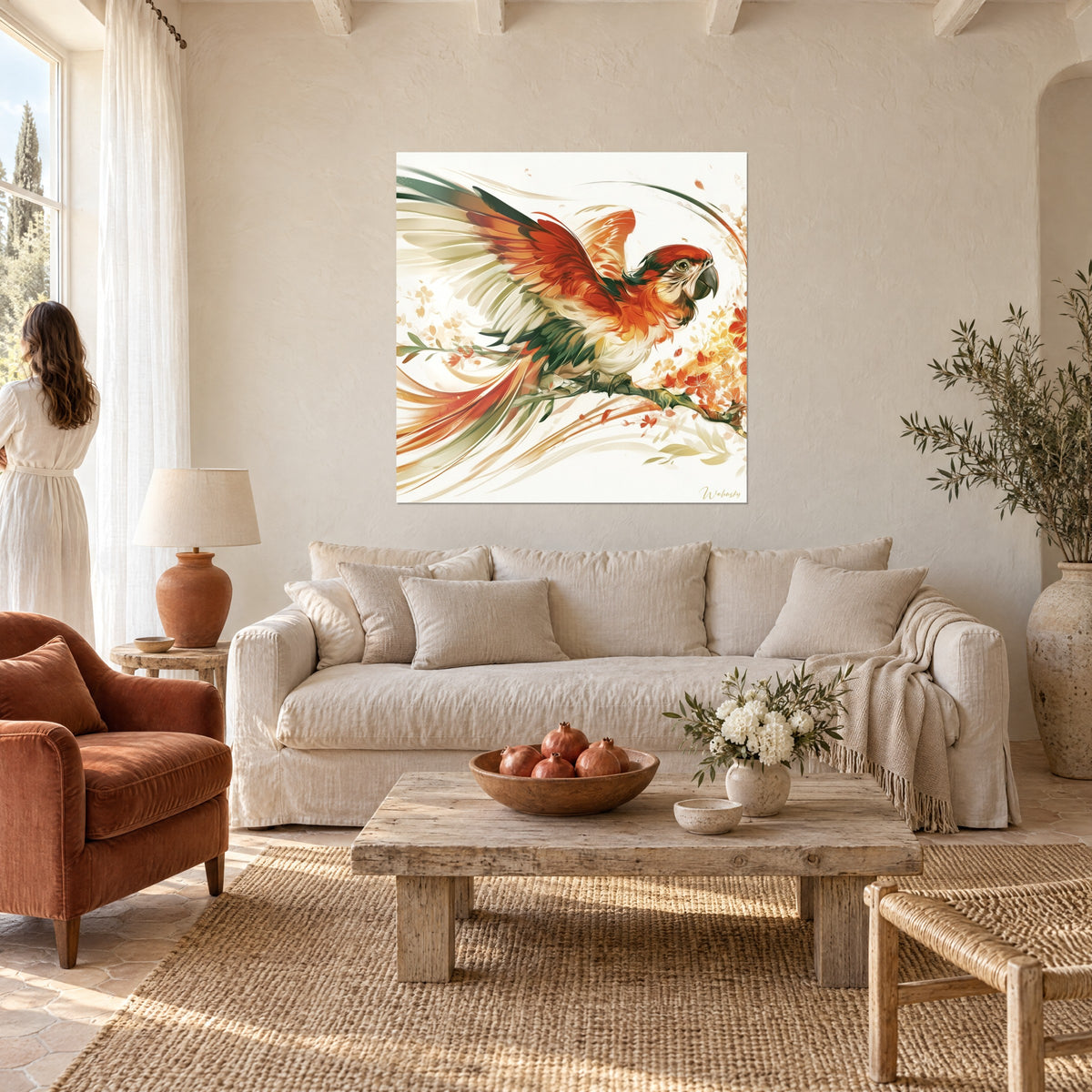 Tableau perroquet ara aux ailes rouge et vert déployées, fond blanc crème, au-dessus d'un canapé dans un salon lumineux
