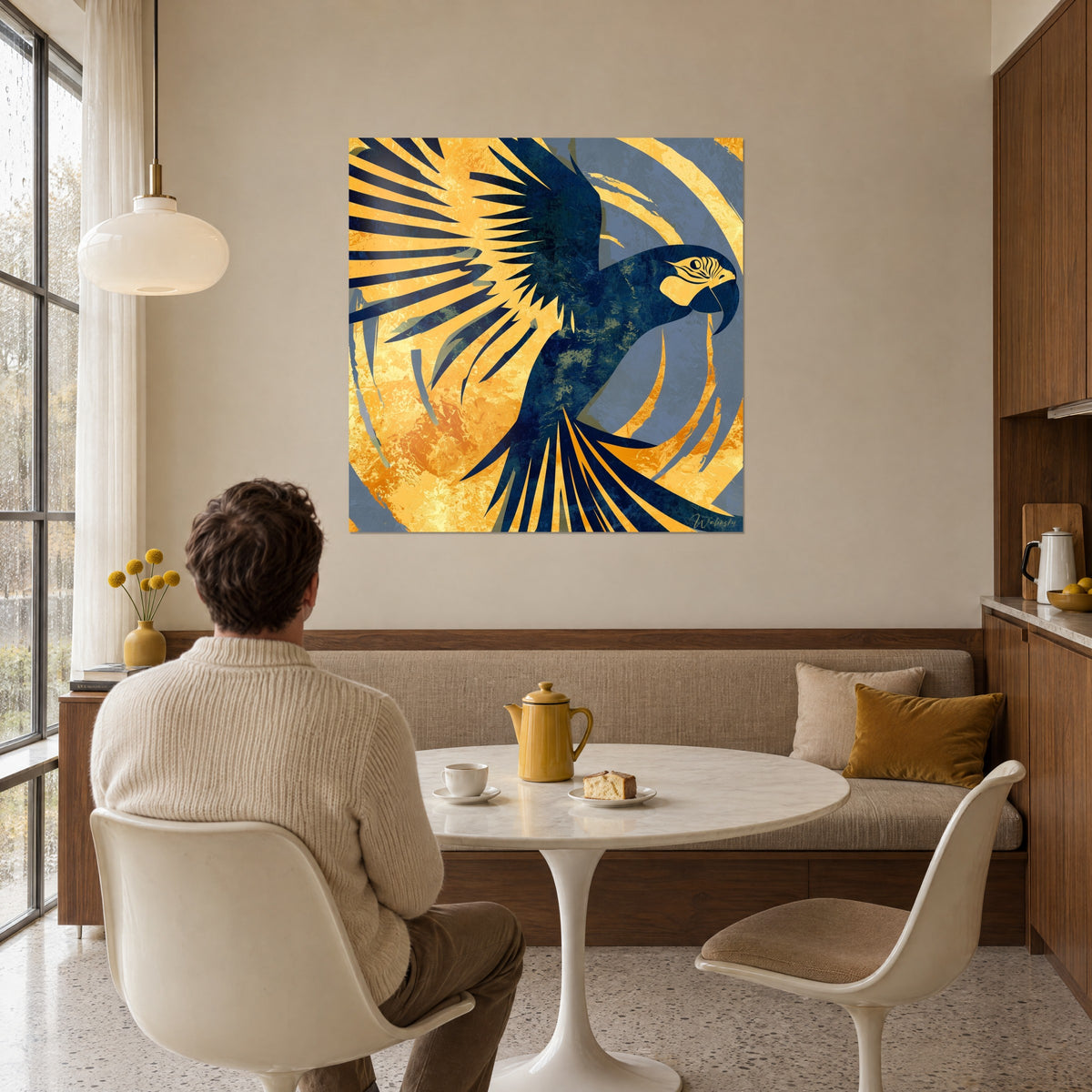 Tableau perroquet solaire au bec crochu bleu nuit et yeux cernés de stries, homme de dos à table, salle à manger années 50