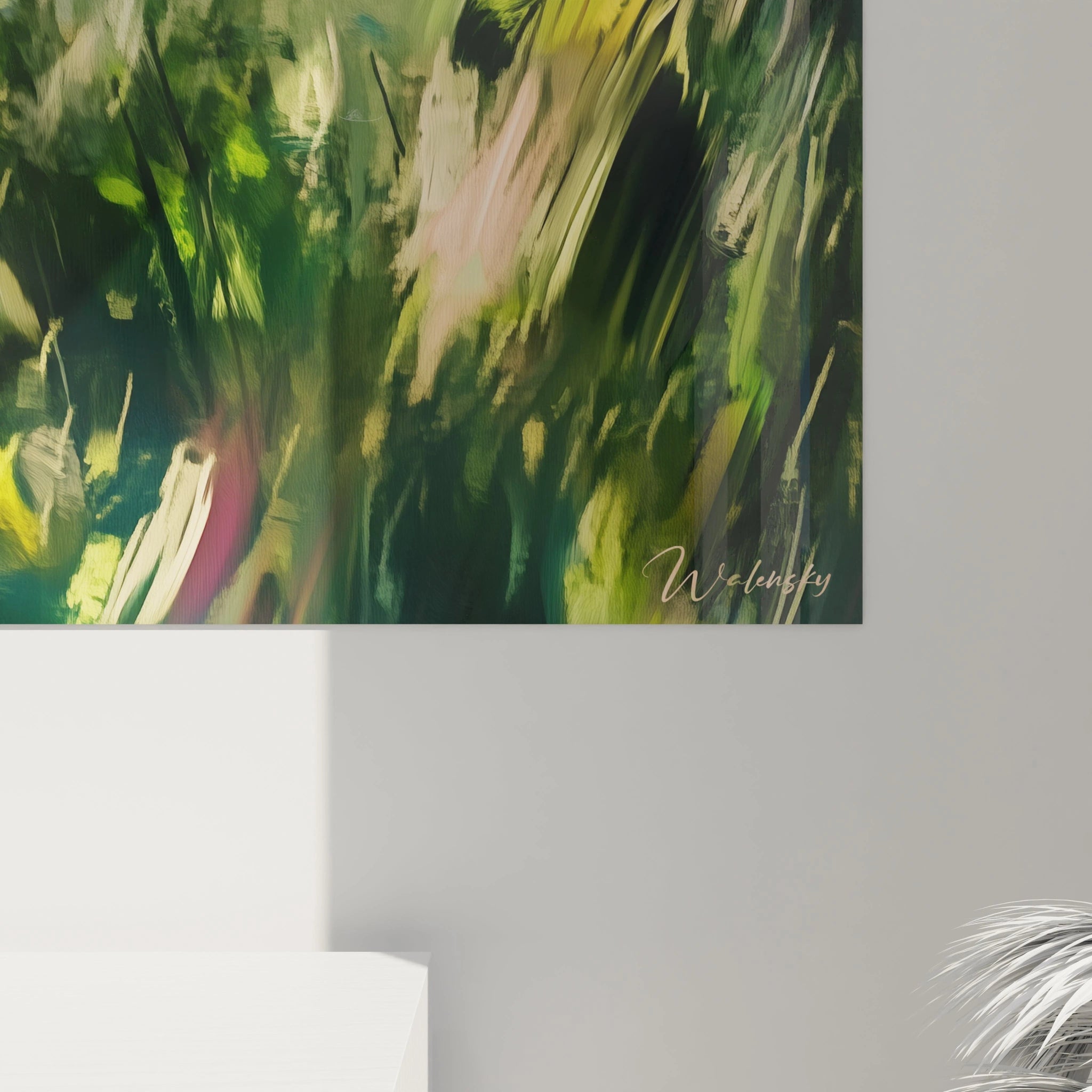 Tableau perroquet abstrait par Walensky avec touches de vert et rose accroché sur un mur blanc moderne