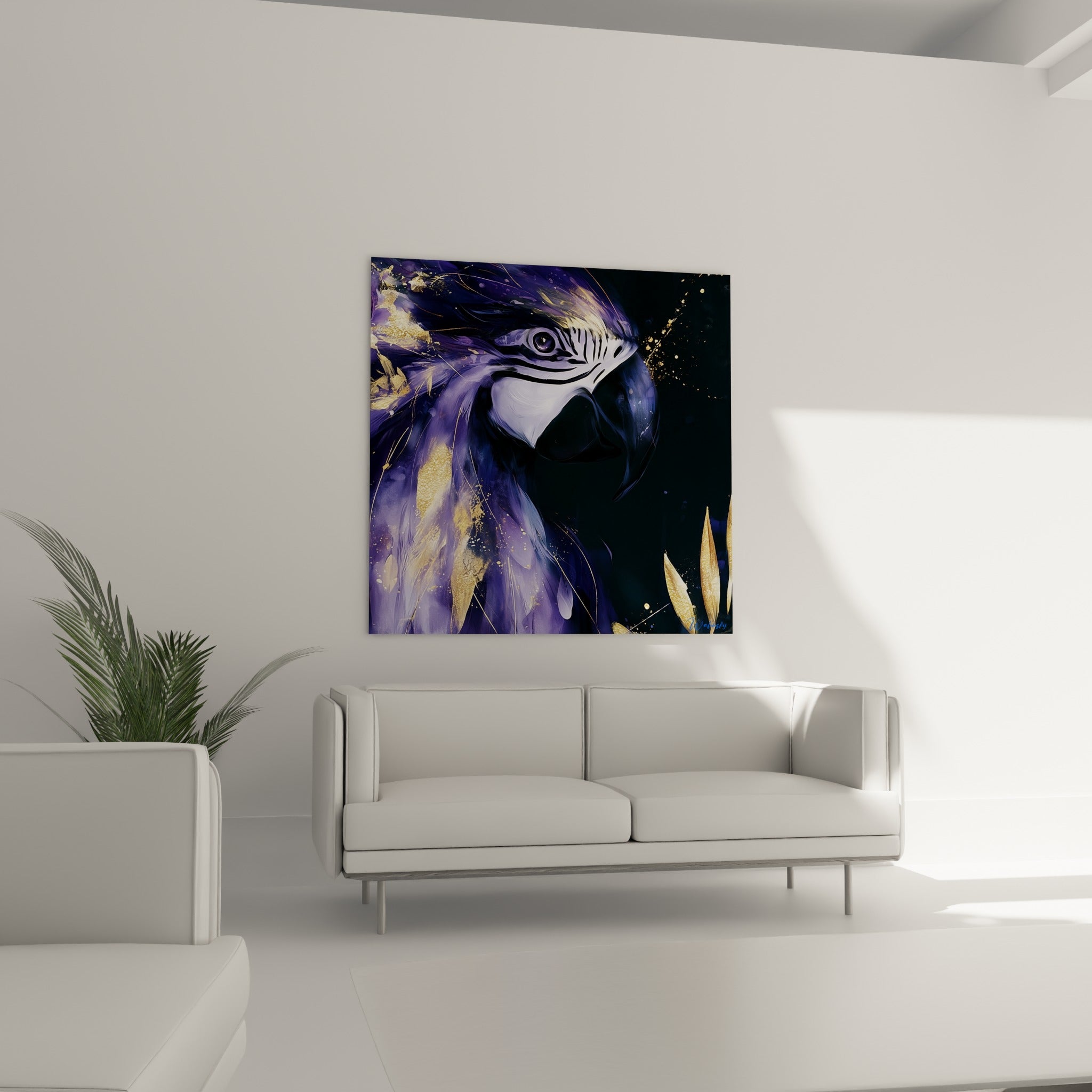 Oiseau violet et anthracite paré d'éclats or, placé au-dessus d'un canapé dans un salon lumineux