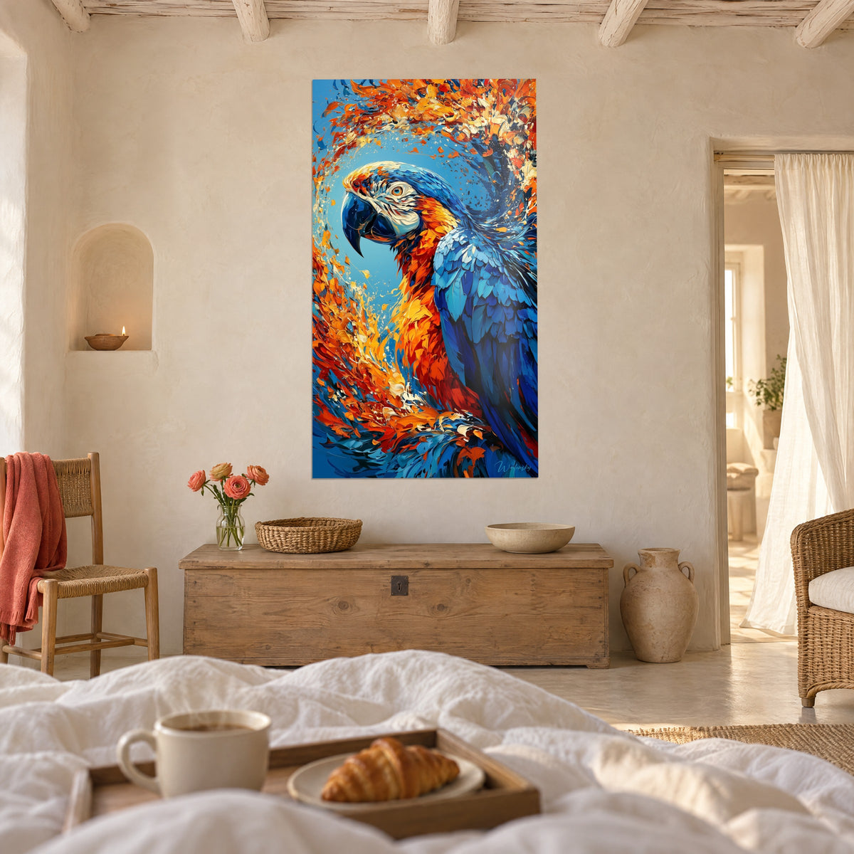Tableau oiseau exotique bleu azur et orange vif, œil ambré cerné de blanc, au-dessus d'un lit dans une chambre claire