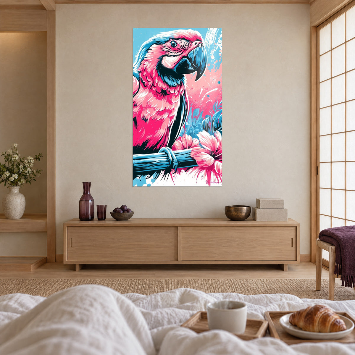 Tableau oiseau tropical rose vif et bleu glacier, œil rond cerné de blanc, fleurs en pétales clairs, au-dessus d'un lit dans une chambre claire