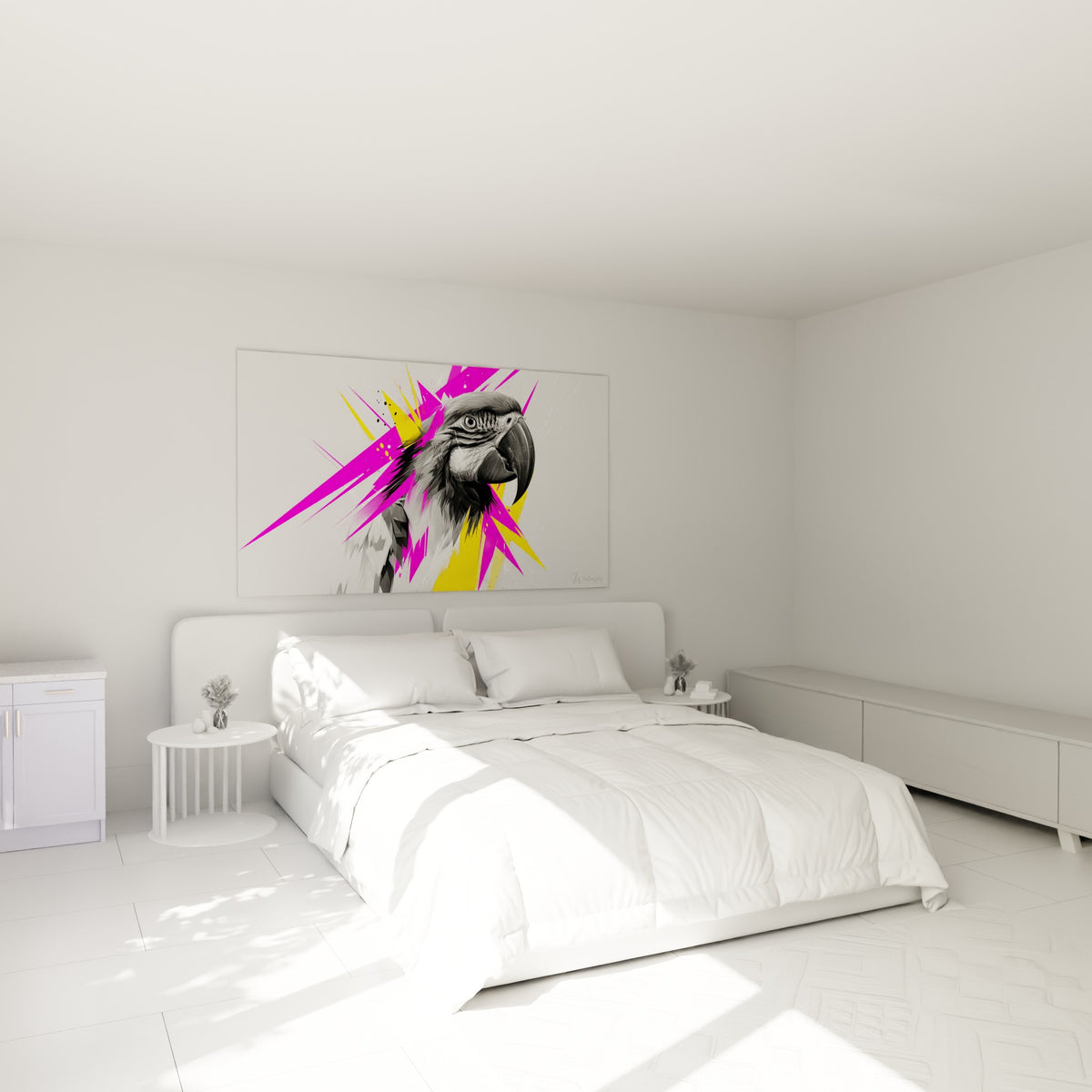 Bec massif du perroquet et éclats jaune vif au-dessus d'un lit dans une chambre claire