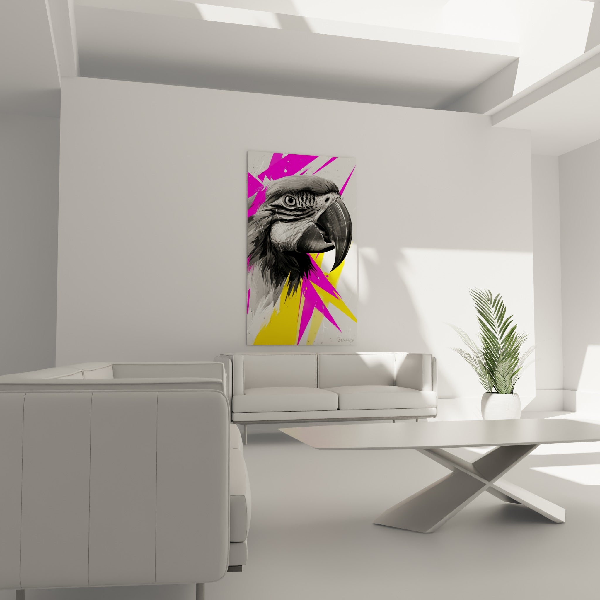 Bec noir puissant du perroquet entre jaune vif et rose fuchsia, au-dessus d'un canapé dans un salon lumineux.