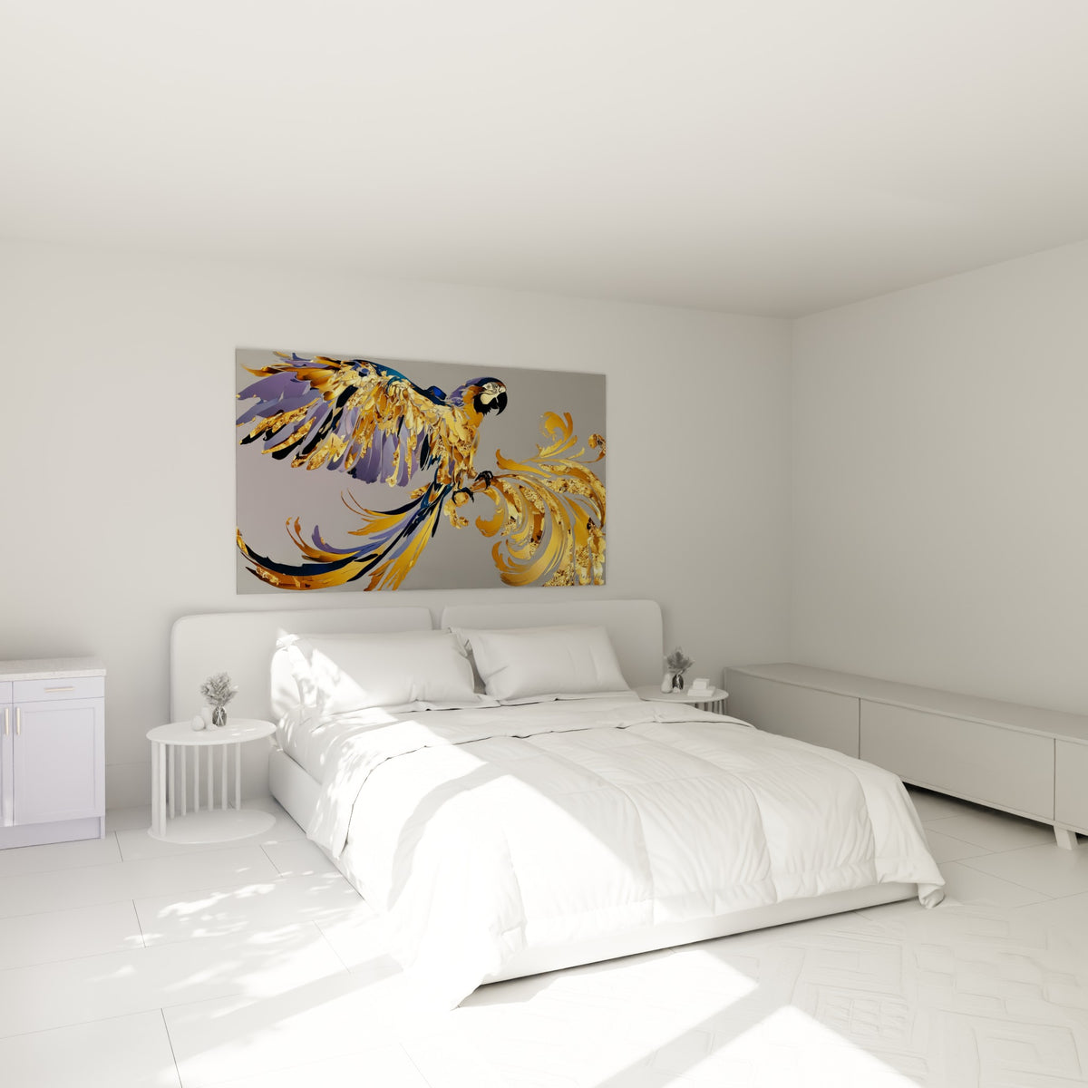 Ara aux plumes dorées et bleu nuit en plein envol, accroché au-dessus d'un lit dans une chambre claire