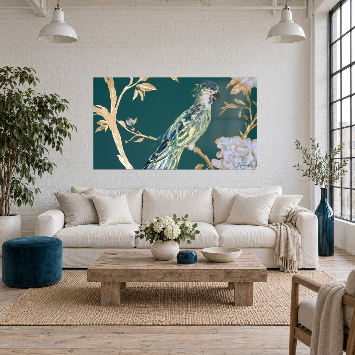 Tableau cacatoès aux plumes bleues et dorées perché près d'une pivoine blanche sur fond émeraude, au-dessus d'un canapé dans un salon lumineux