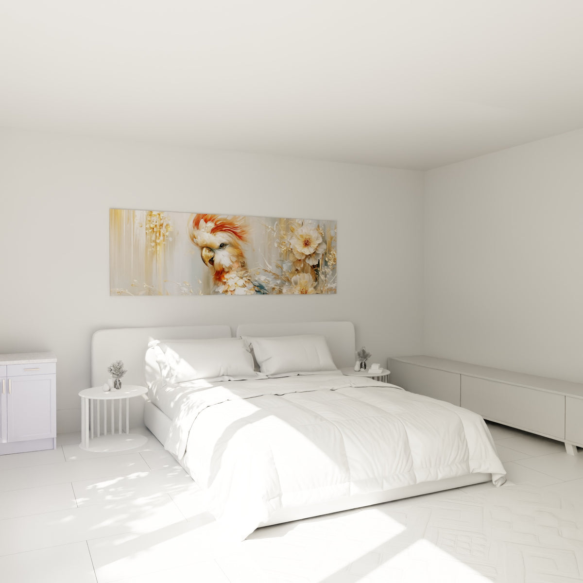 Perroquet blanc et doré aux fleurs ivoire accroché au-dessus d'un lit dans une chambre claire