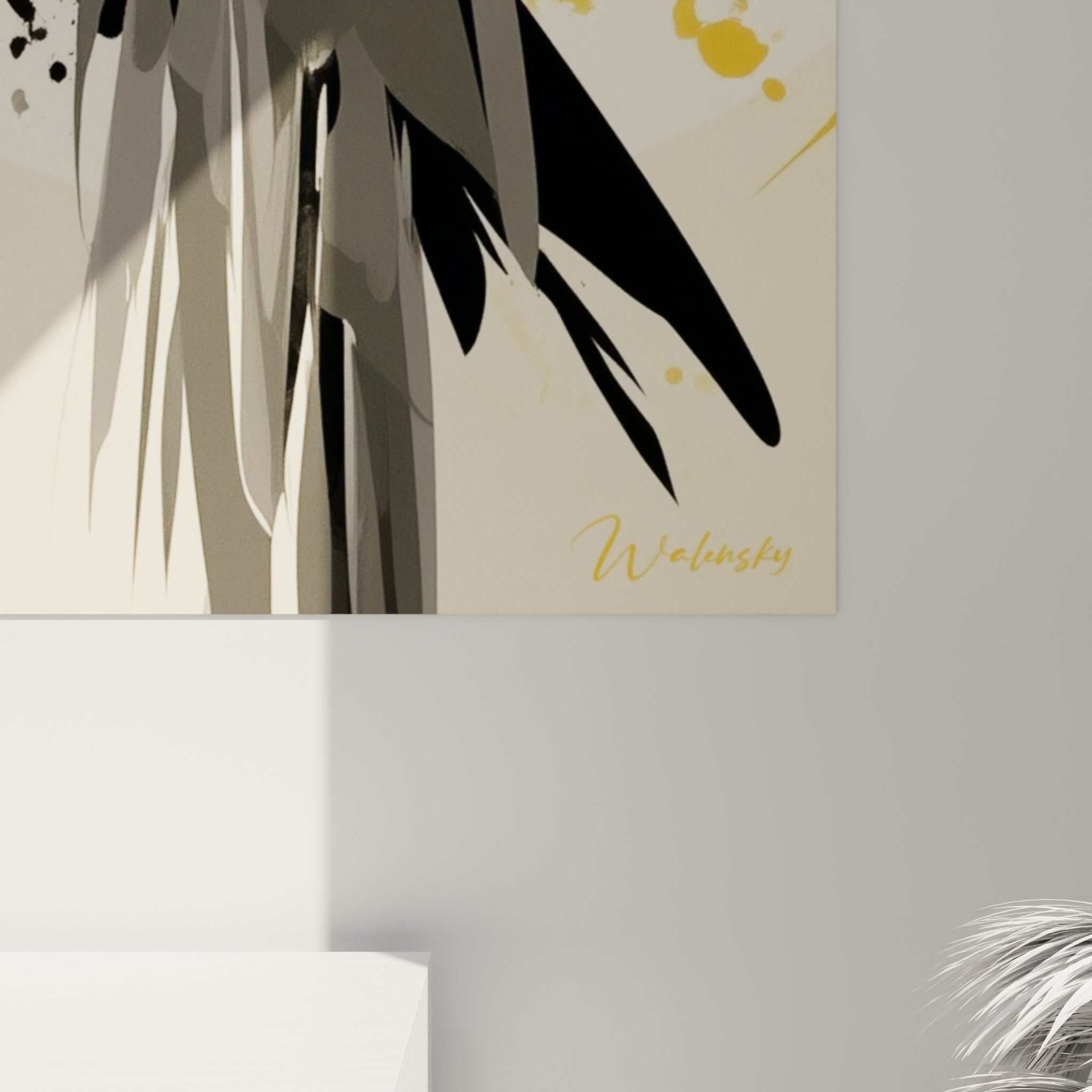 Coulures d'encre noire et touches dorées se mêlant aux plumes grises texturées de ce perroquet en gros plan