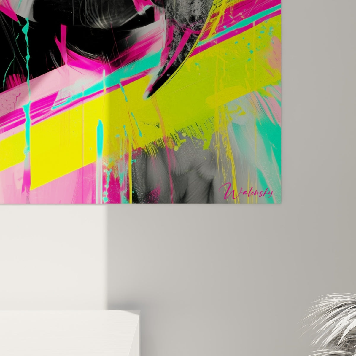 Coulures de peinture jaune et rose fluo sur le plumage gris du perroquet, texture granuleuse visible