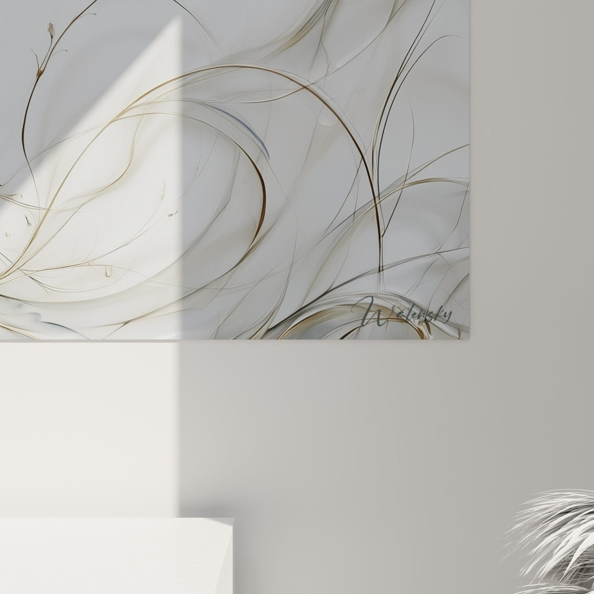 Détail du plumage nacré et des fils dorés entremêlés, texture proche du verre soufflé et perles translucides