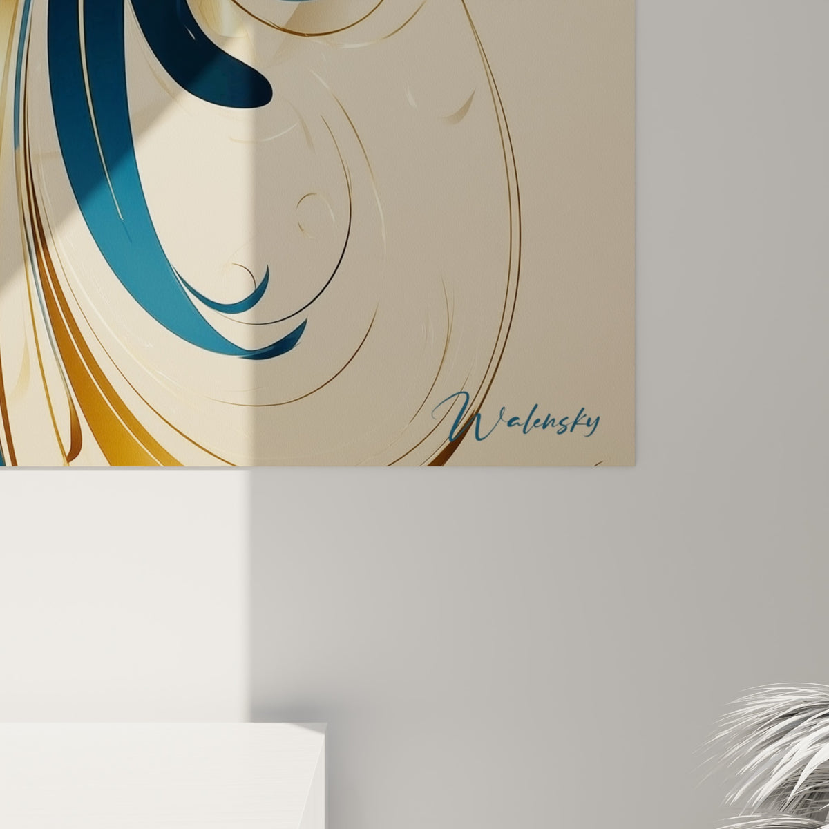 Détail des volutes dorées et du plumage bleu marine texturé du perroquet, reflets et lignes fines visibles de près