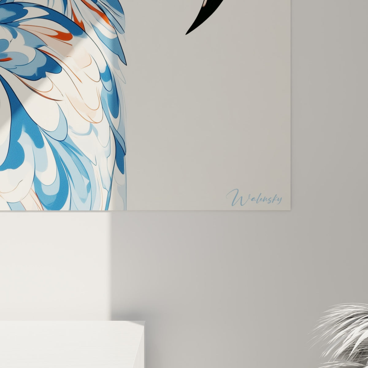 Détail des plumes marbrées bleu marine et corail d'un perroquet, textures fluides accrochées au mur