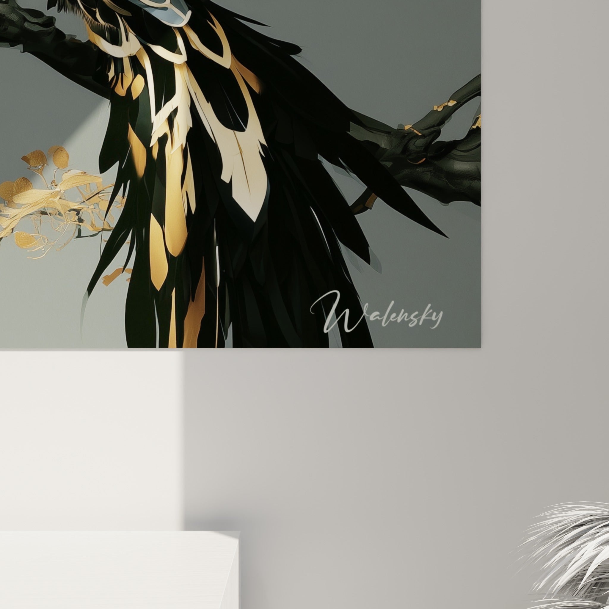 Détail des plumes dorées et noires du rapace et du blanc éclatant des cacatoès, textures fines et contrastées