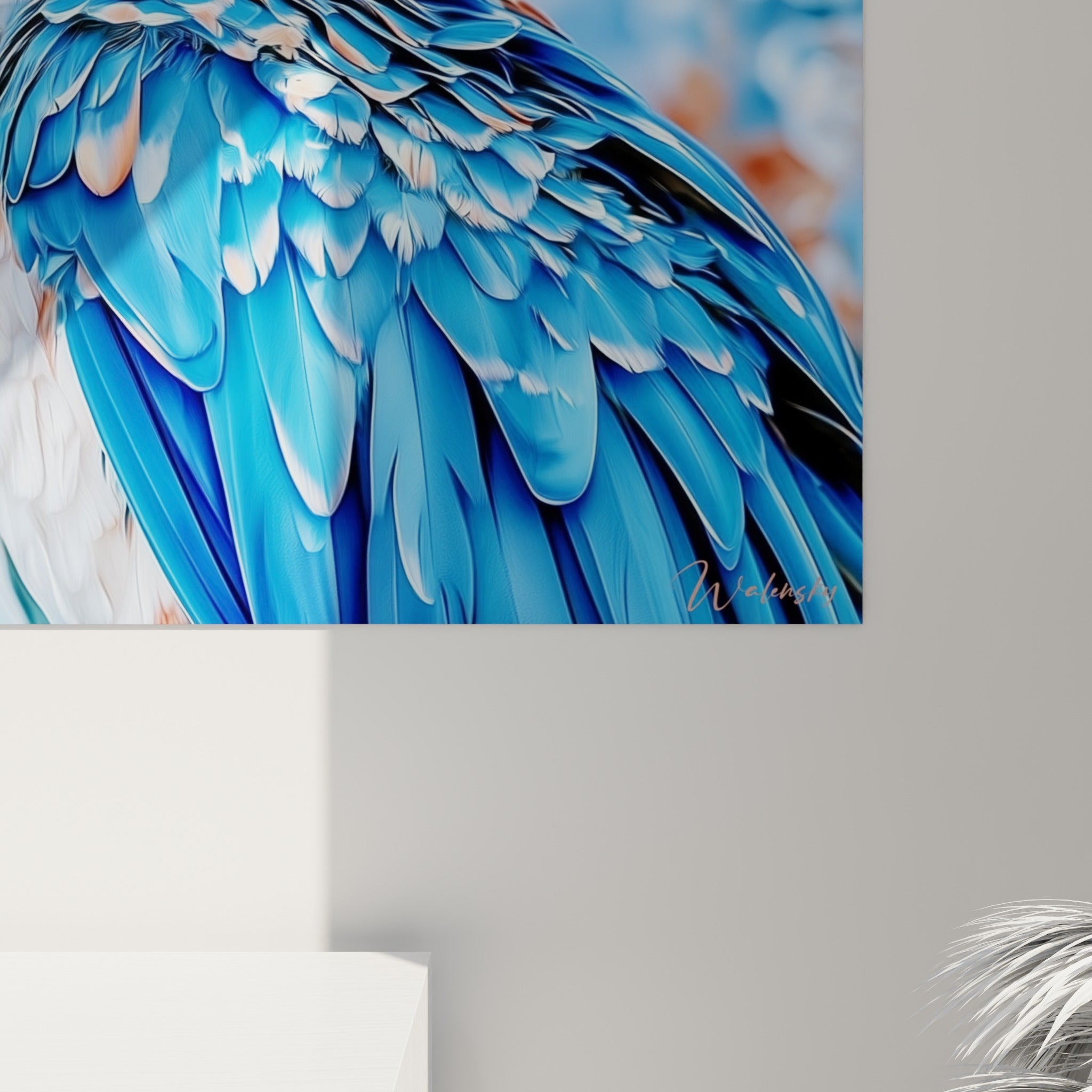 Détail des plumes bleu marine et touches ocre, grain fin et empâtements visibles sur la toile accrochée