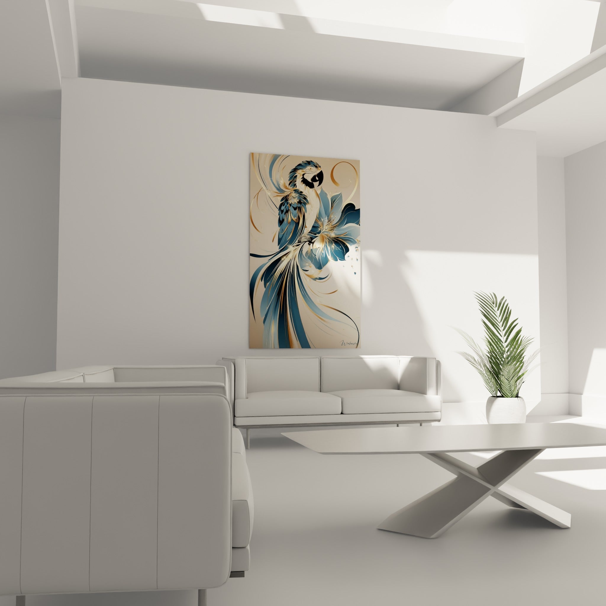 Plumage graphique bleu et or d'un perroquet stylisé, au-dessus d'un canapé dans un salon lumineux