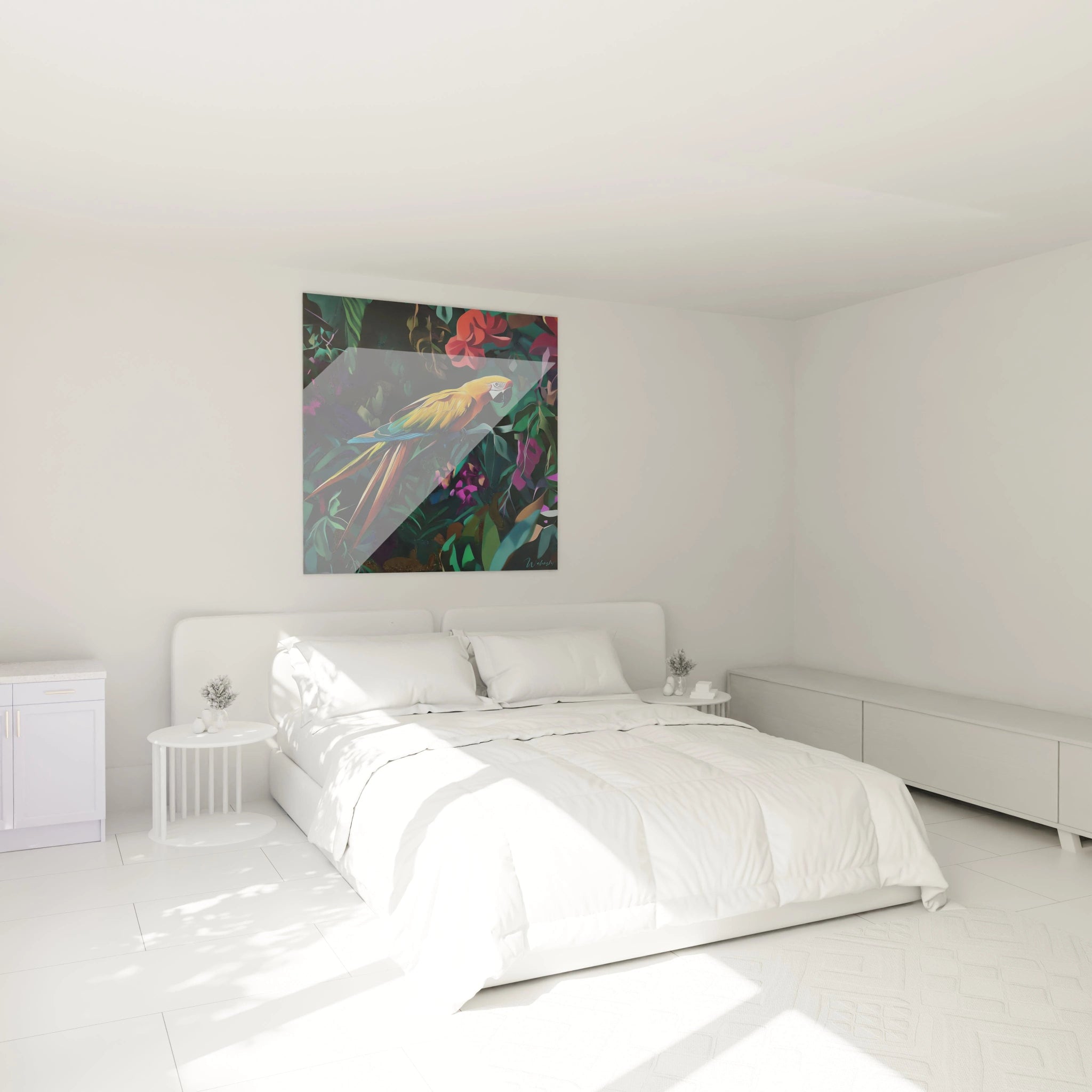 Tableau perroquet coloré Walensky accroché au-dessus d'un lit blanc moderne dans une chambre lumineuse
