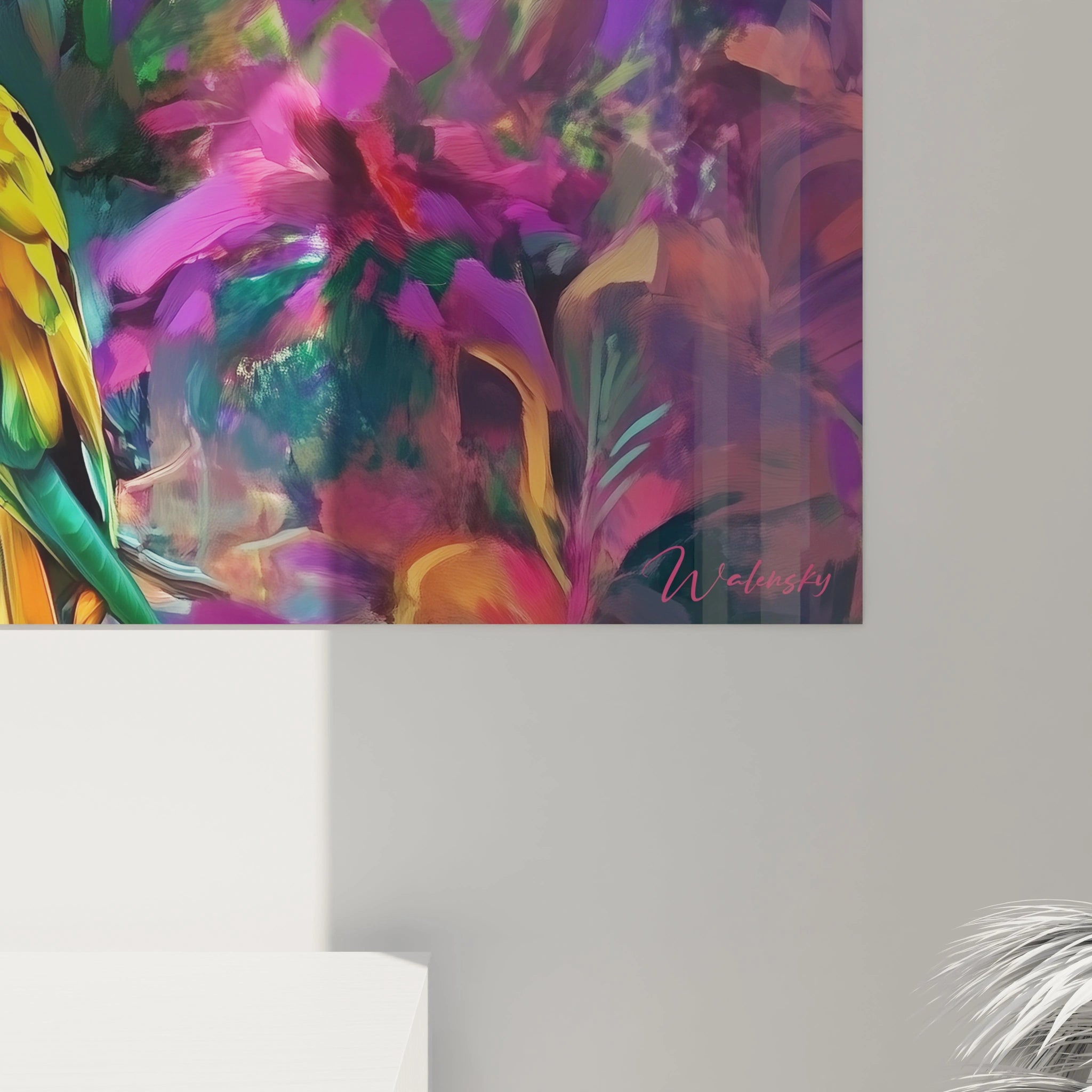 Tableau perroquet coloré avec fleurs vibrantes signé Walensky décorant un mur clair
