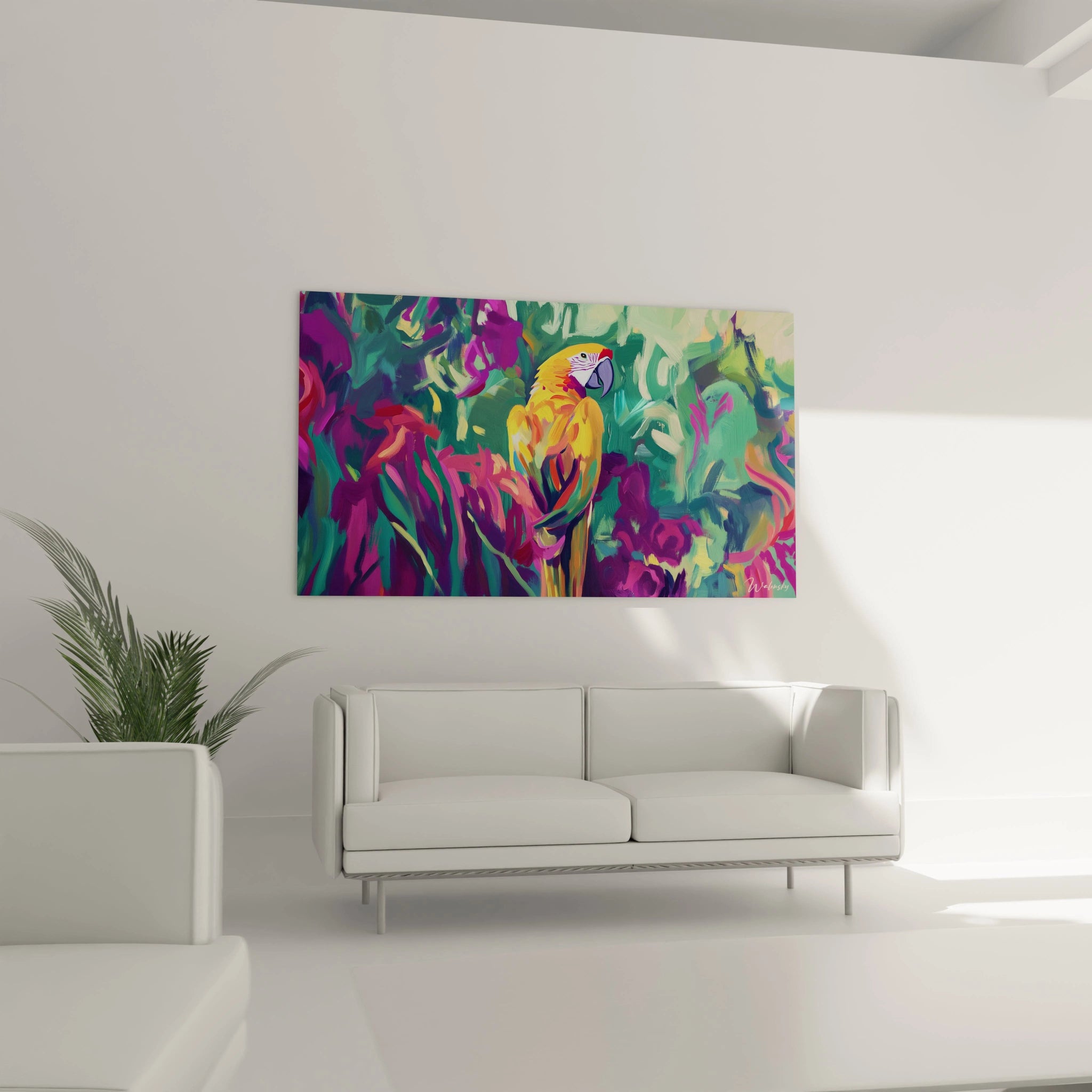 Tableau perroquet coloré Walensky accroché au-dessus d'un canapé blanc dans un salon moderne