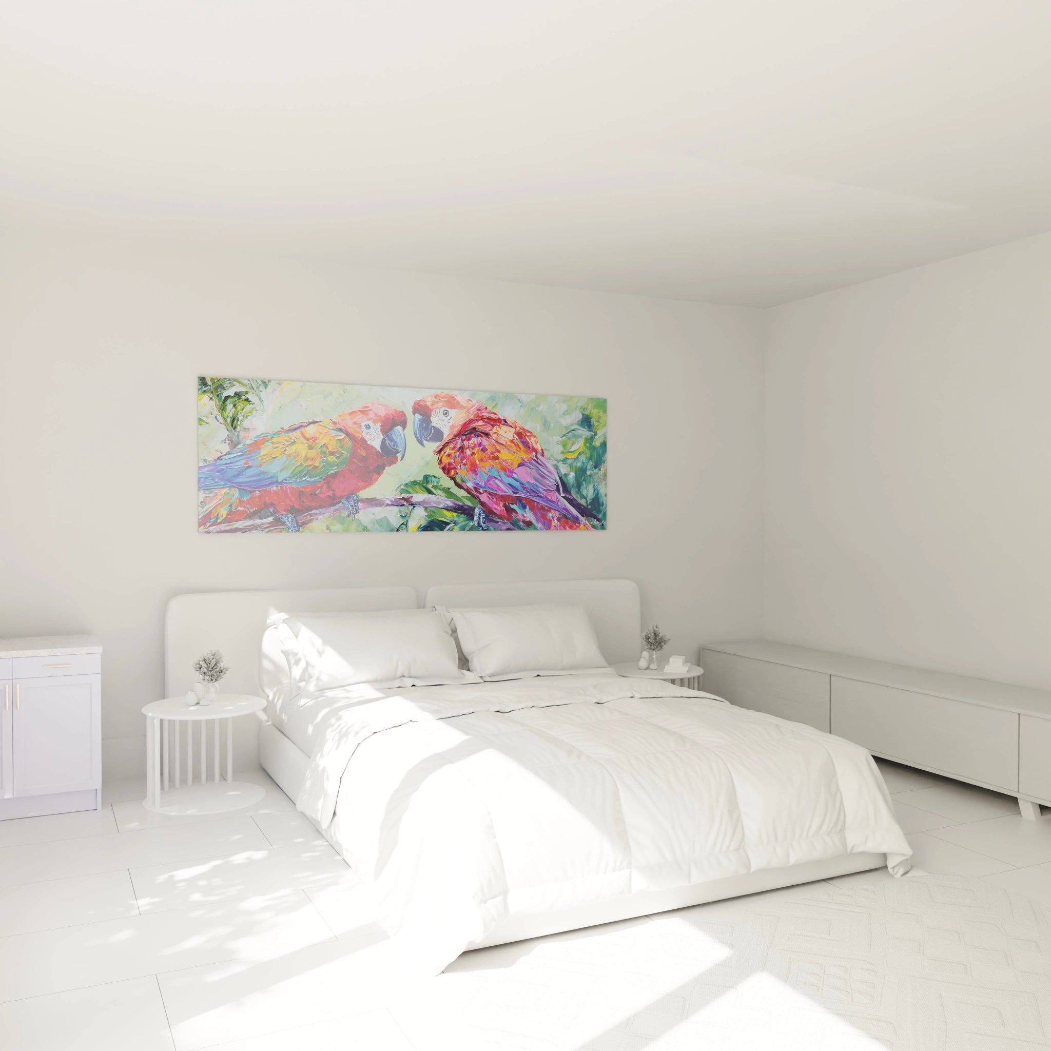 Tableau perroquet coloré Walensky accroché au-dessus d'un lit moderne dans une chambre blanche lumineuse