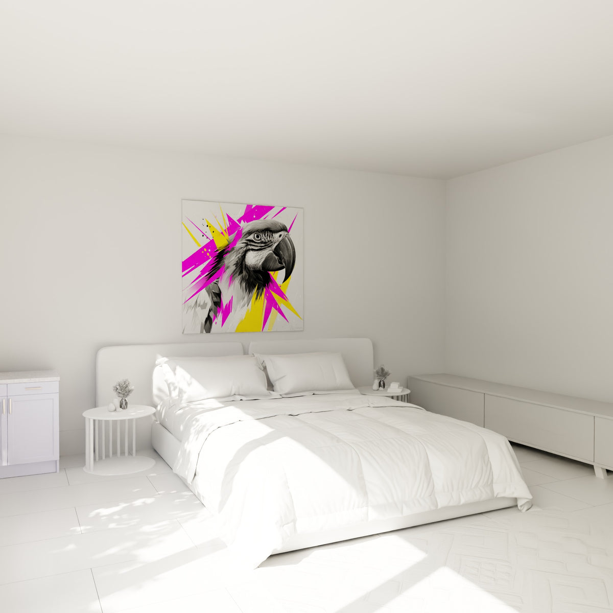 Œil perçant du perroquet gris cerné de triangles roses et jaunes, au-dessus d'un lit dans une chambre claire