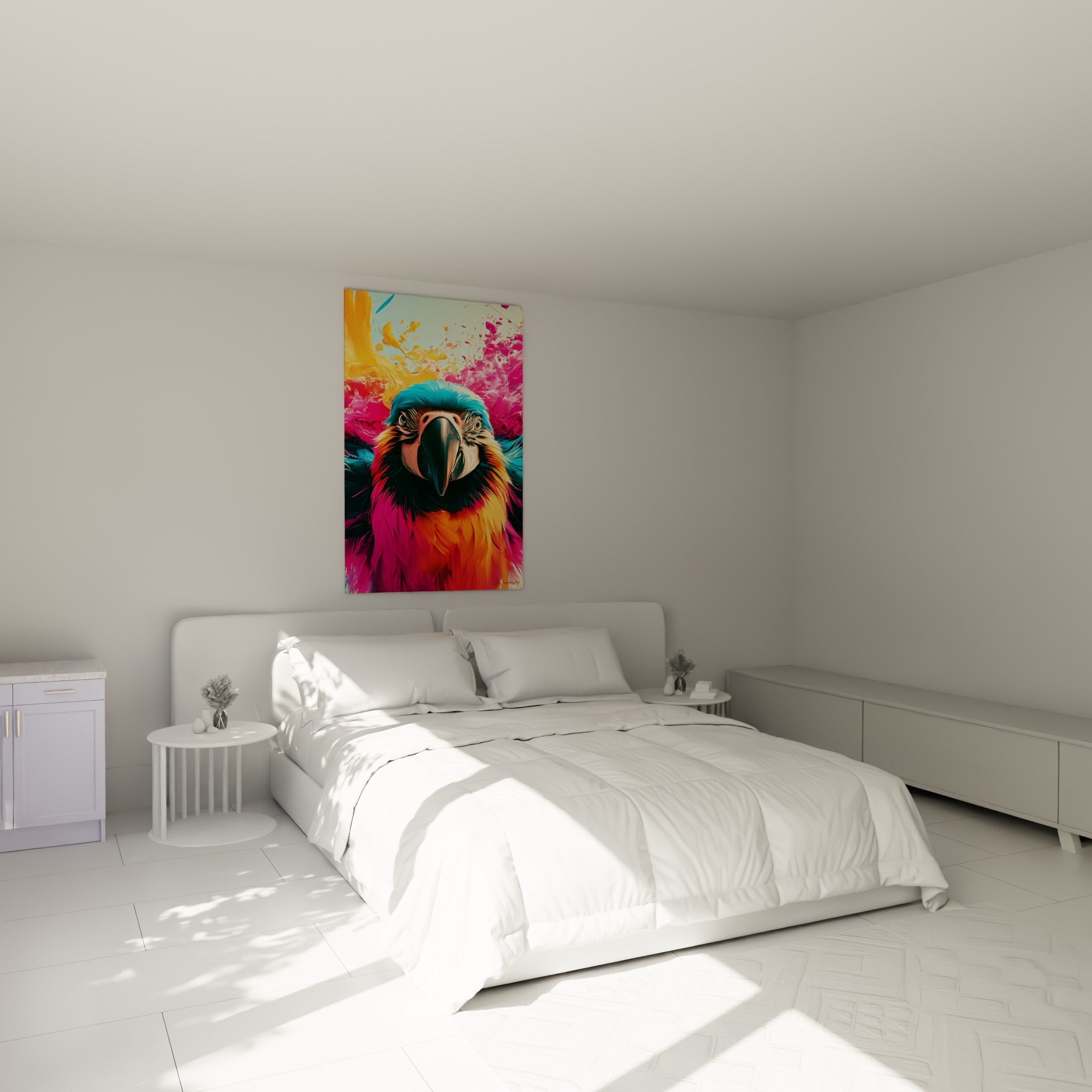 Perroquet coloré aux teintes fuchsia et turquoise, accroché au-dessus d'un lit dans une chambre claire