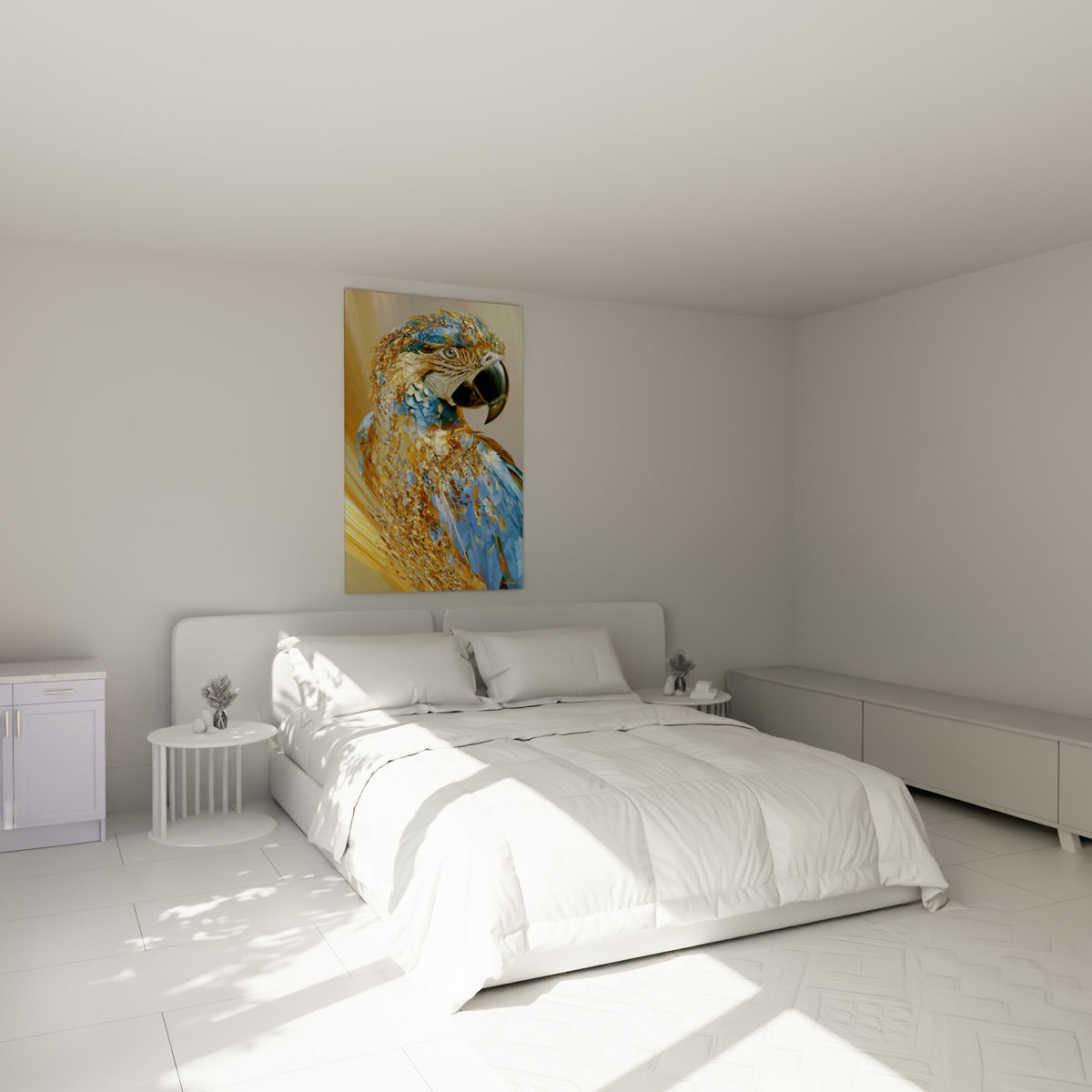 Ara bleu et doré au regard perçant, plumage fragmenté, au-dessus d'un lit dans une chambre claire