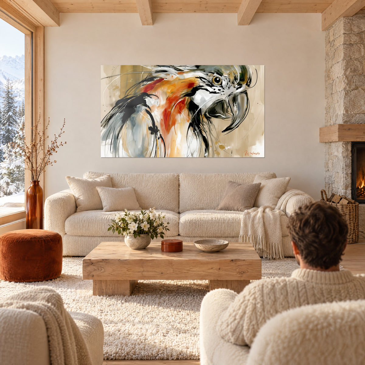 Tableau ara blanc au bec crochu, plumes orange et noires sur fond beige, deux personnes de dos au-dessus d'un canapé dans un salon lumineux