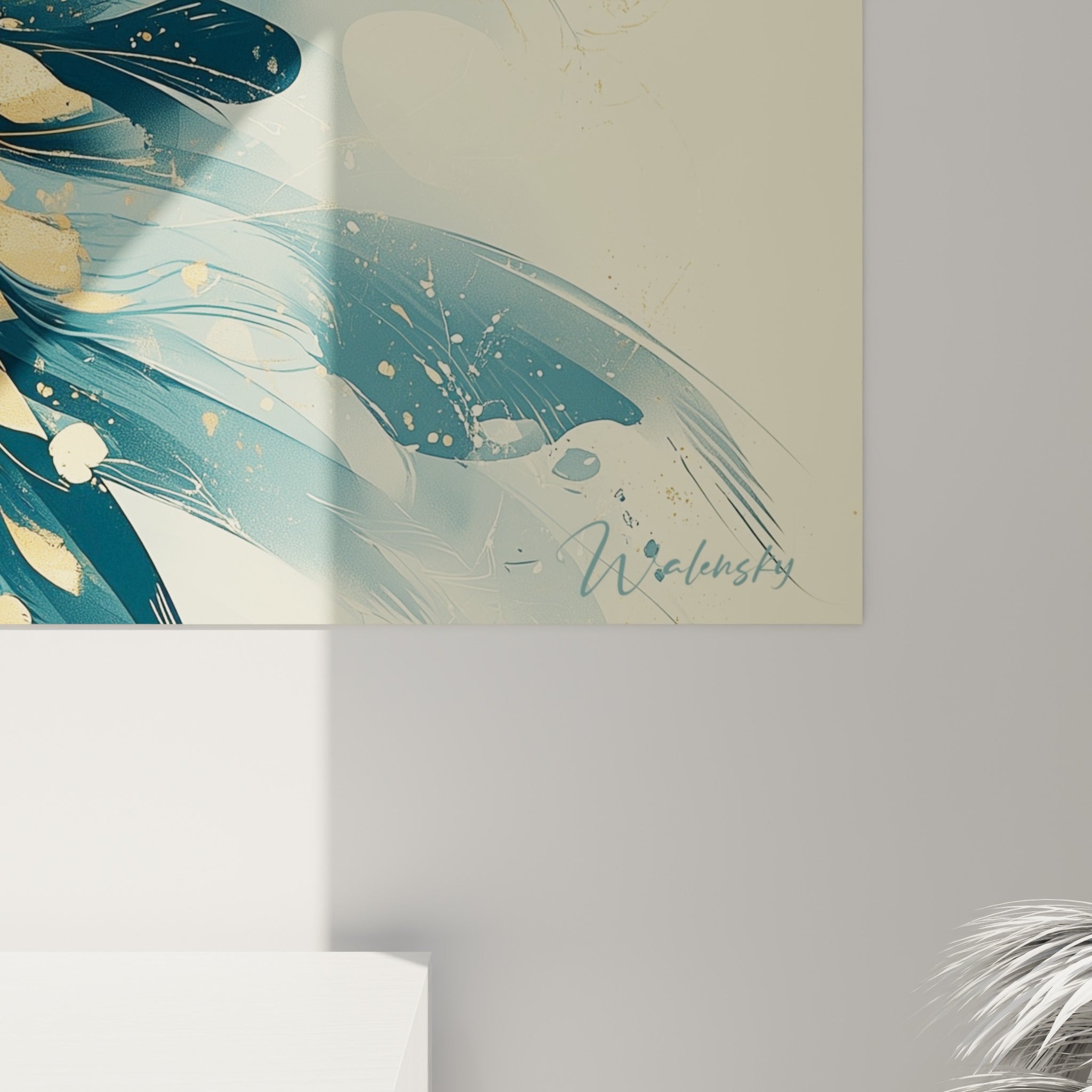Détail des éclats dorés et coulures bleu profond sur le plumage du perroquet, grain et matière visibles