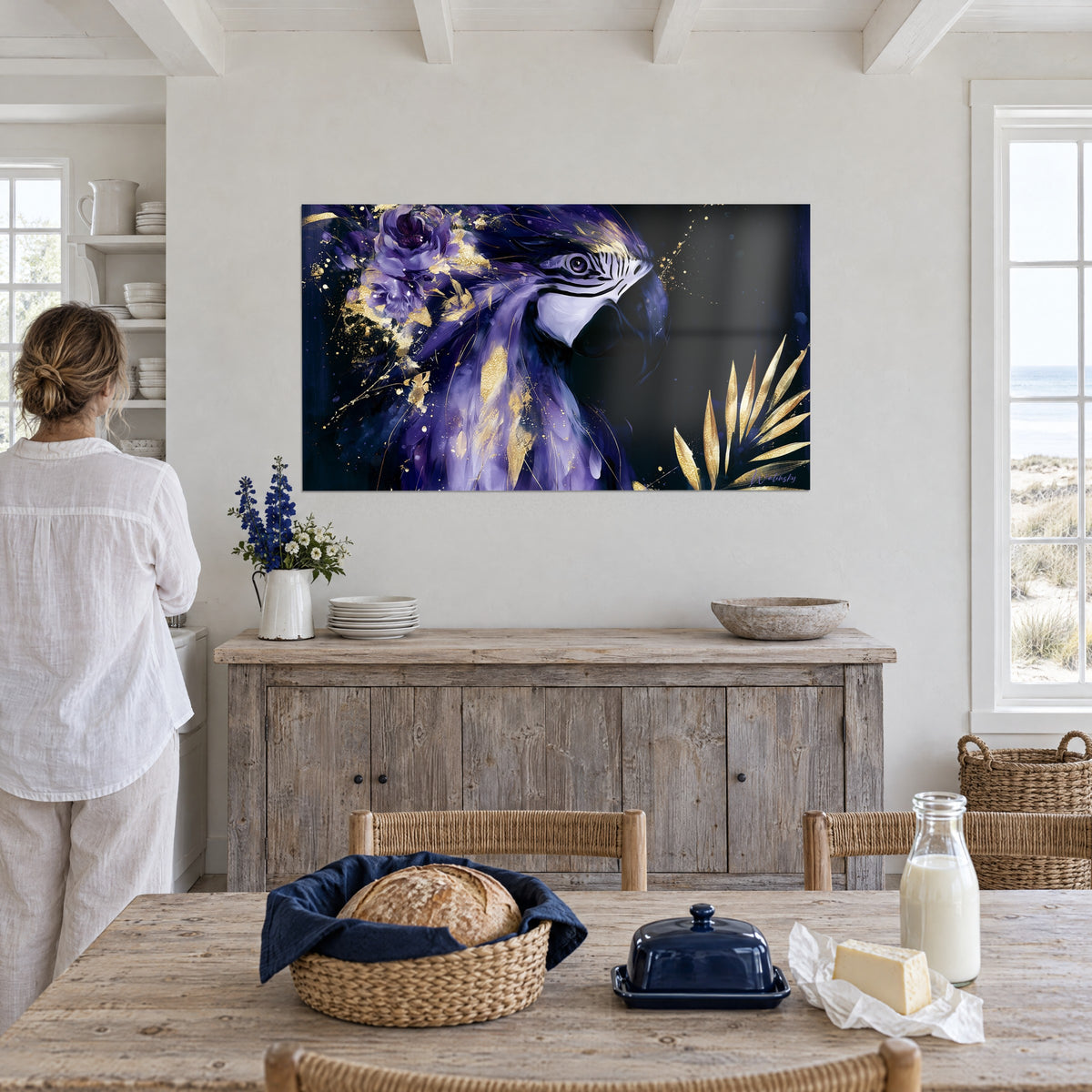 Tableau portrait d'ara en violet profond et or, œil cerclé de blanc, accroché au-dessus d'un buffet gris en bois