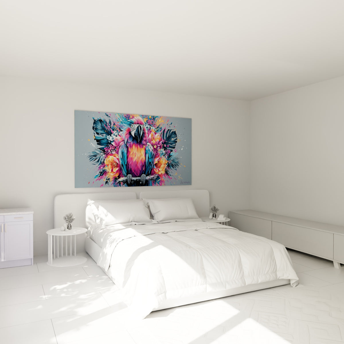 Perroquet aux teintes turquoise et rose vif accroché au-dessus d'un lit dans une chambre claire