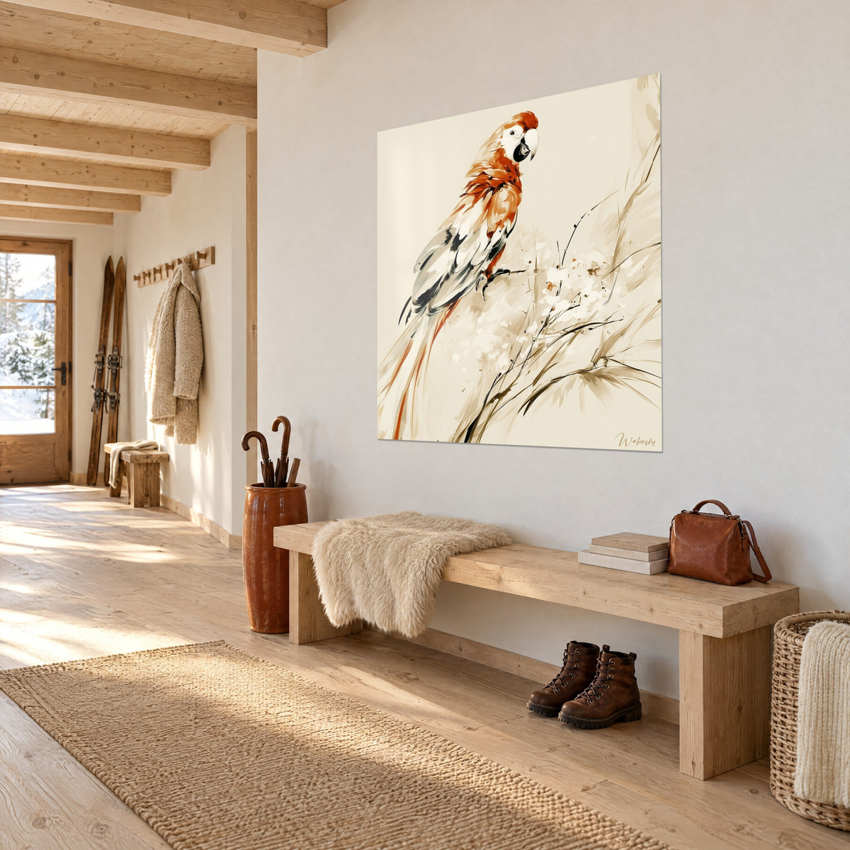 Quadro ara dalla testa rossa e becco nero, fondo color crema con fiorellini bianchi, accanto a una panca in legno chiaro in un ingresso da chalet