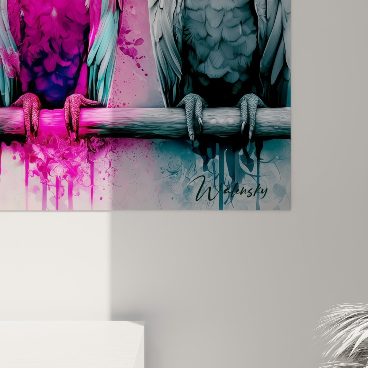 Détail rapproché des plumes fuchsia et dorées éclaboussées de peinture sur fond gris texturé