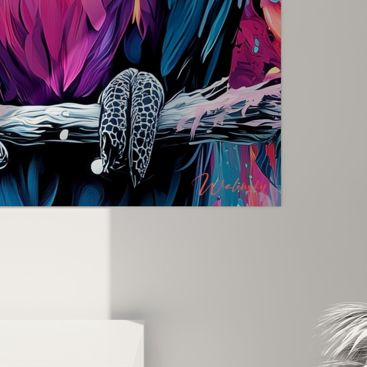 Détail des empâtements colorés fuchsia et bleu pastel sur le plumage texturé du perroquet accroché au mur