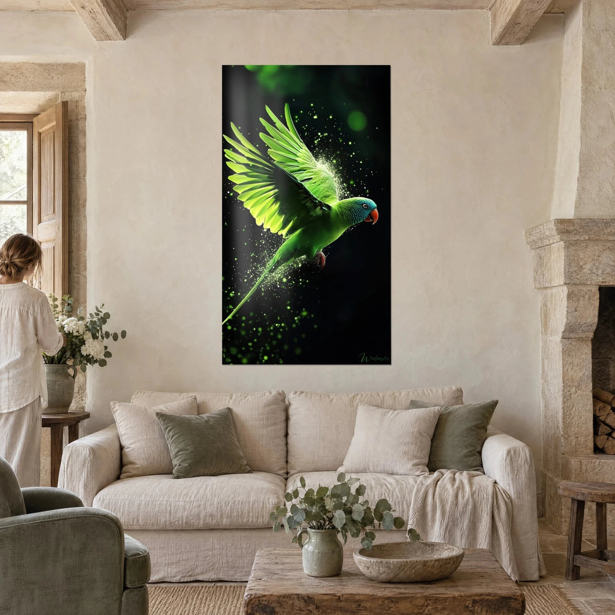 Schilderij groene parkiet met uitgespreide vleugels, anijsgroene veren op een zwarte achtergrond, boven een bank in een lichte woonkamer