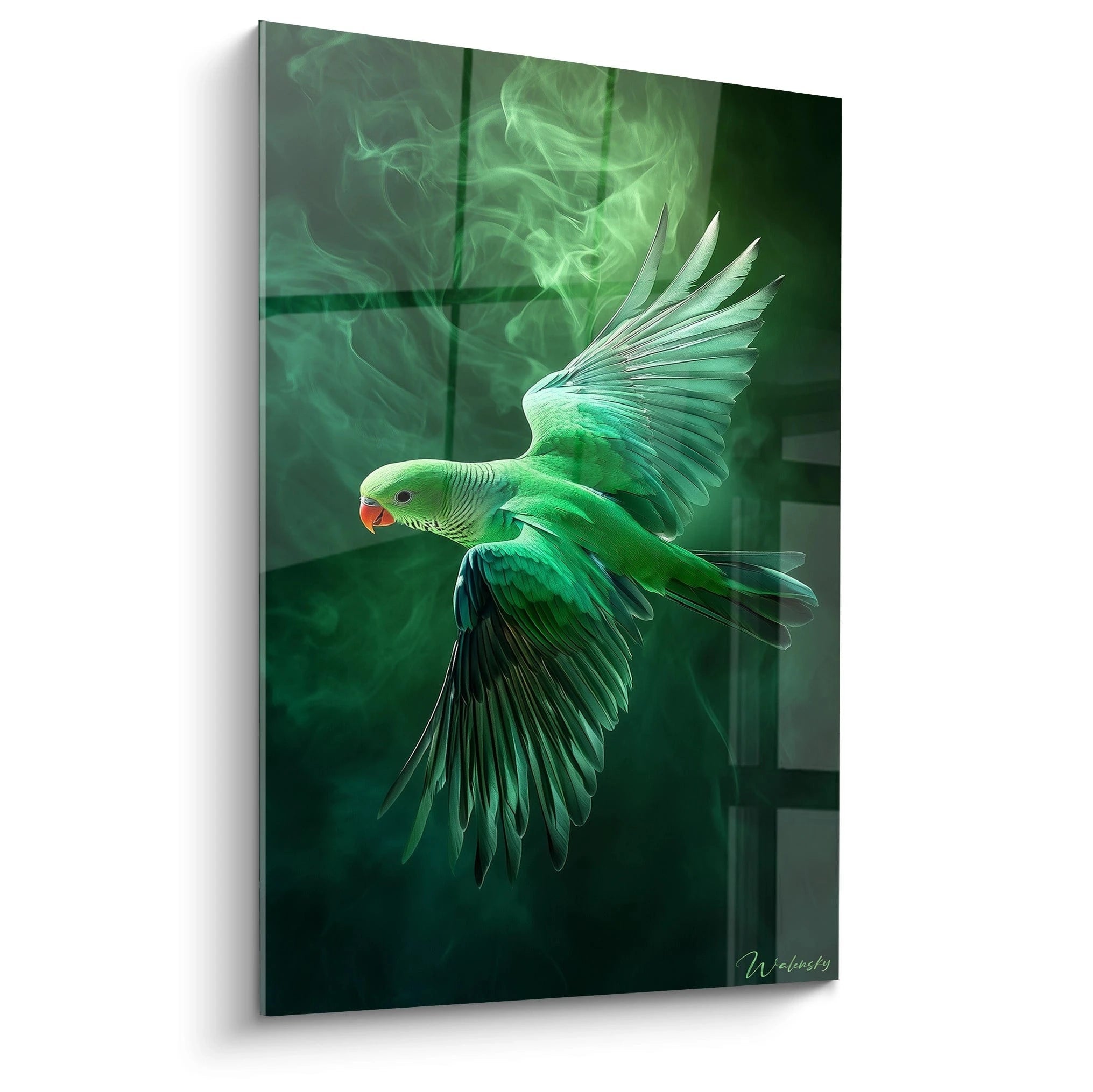 Un tableau perruche verte en plein vol, ailes déployées, sur fond de fumée émeraude éthérée. Le plumage détaillé présente des nuances de vert et turquoise, avec un bec orange vif contrastant. Les textures des plumes sont rendues avec précision.
