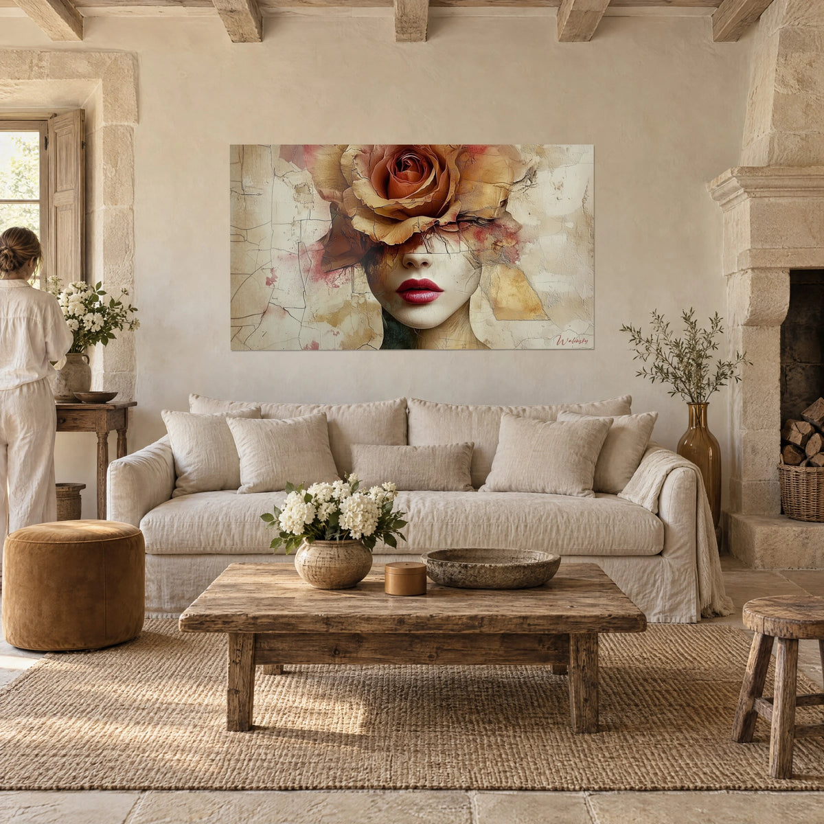 Cuadro de una rosa ocre en plena floración sobre el rostro de una mujer con labios carmesí, fondo beige agrietado, encima de un sofá en un salón luminoso