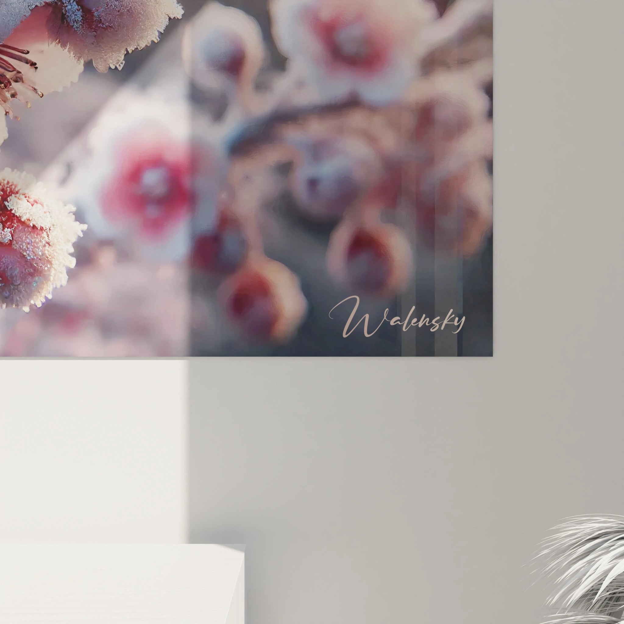 Appréciez chaque détail de ce tableau hiver de près. Les cristallisations uniques sur les pétales de fleurs créent un motif magique, une ode à la beauté de la nature.