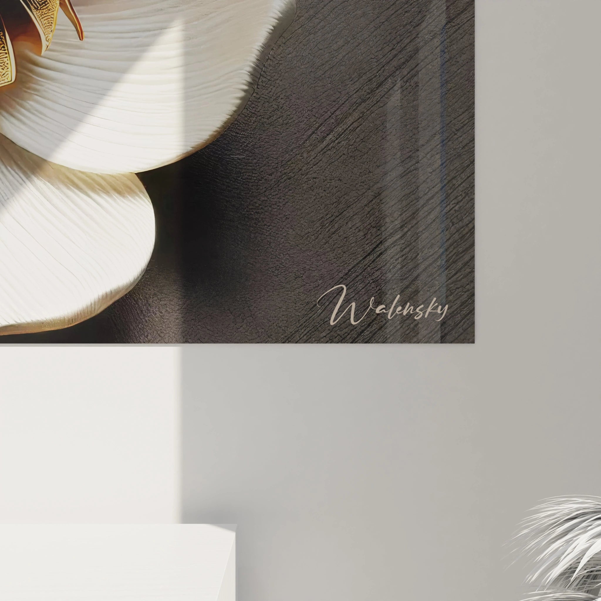 vue de pres du tableau coccinelle on admire les details minutieux de la coccinelle doree et des petales immacules texture soyeuse et effet metallique ajoutant un cachet luxueux