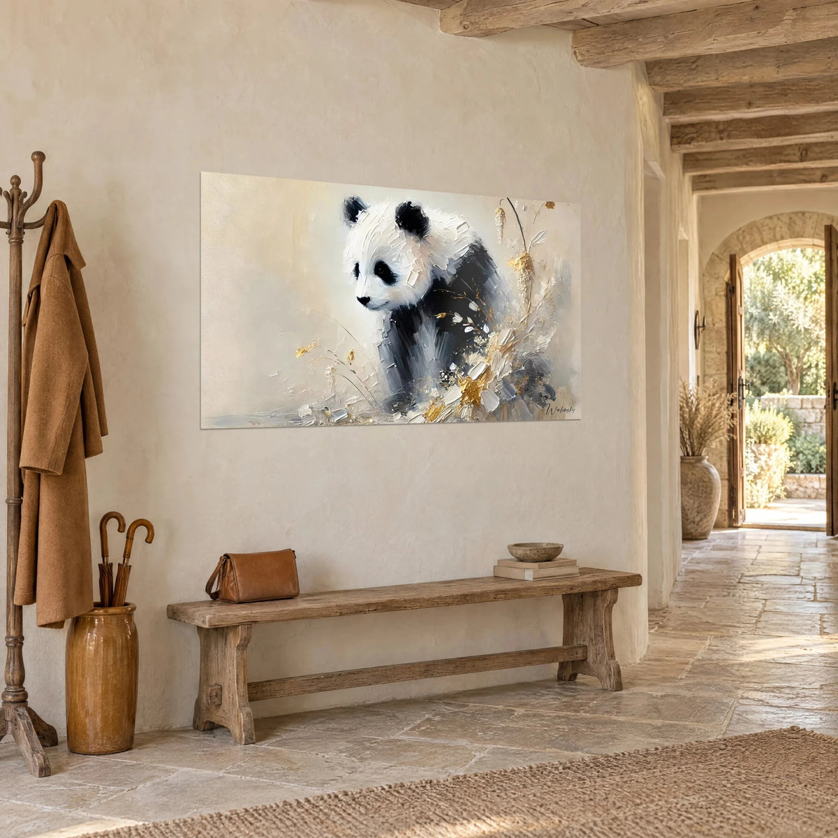 Obraz gigantyczna panda malowana szpachlą, futro w kolorze kości słoniowej i łupka, złote kwiaty, ujęcie trzy czwarte w kamiennym korytarzu
