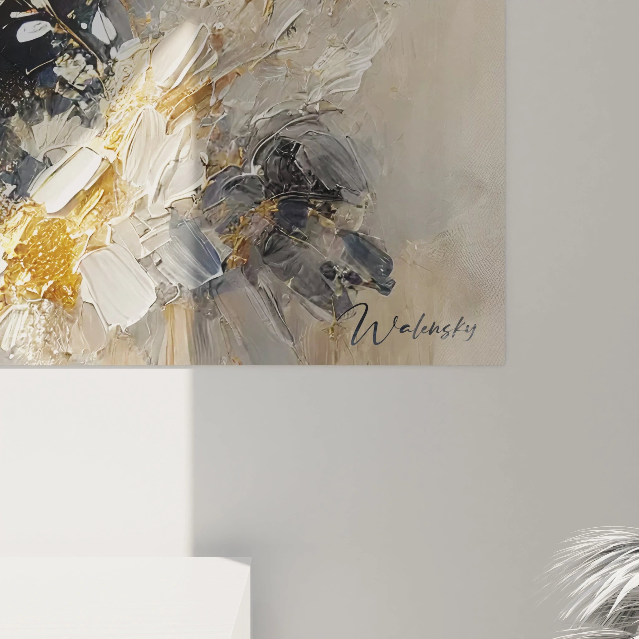 vue de pres du tableau panda geant montrant la richesse des textures et les details subtils des fleurs dorees. L'effet texturé et la palette restreinte donnent une esthetique minimaliste et elegante