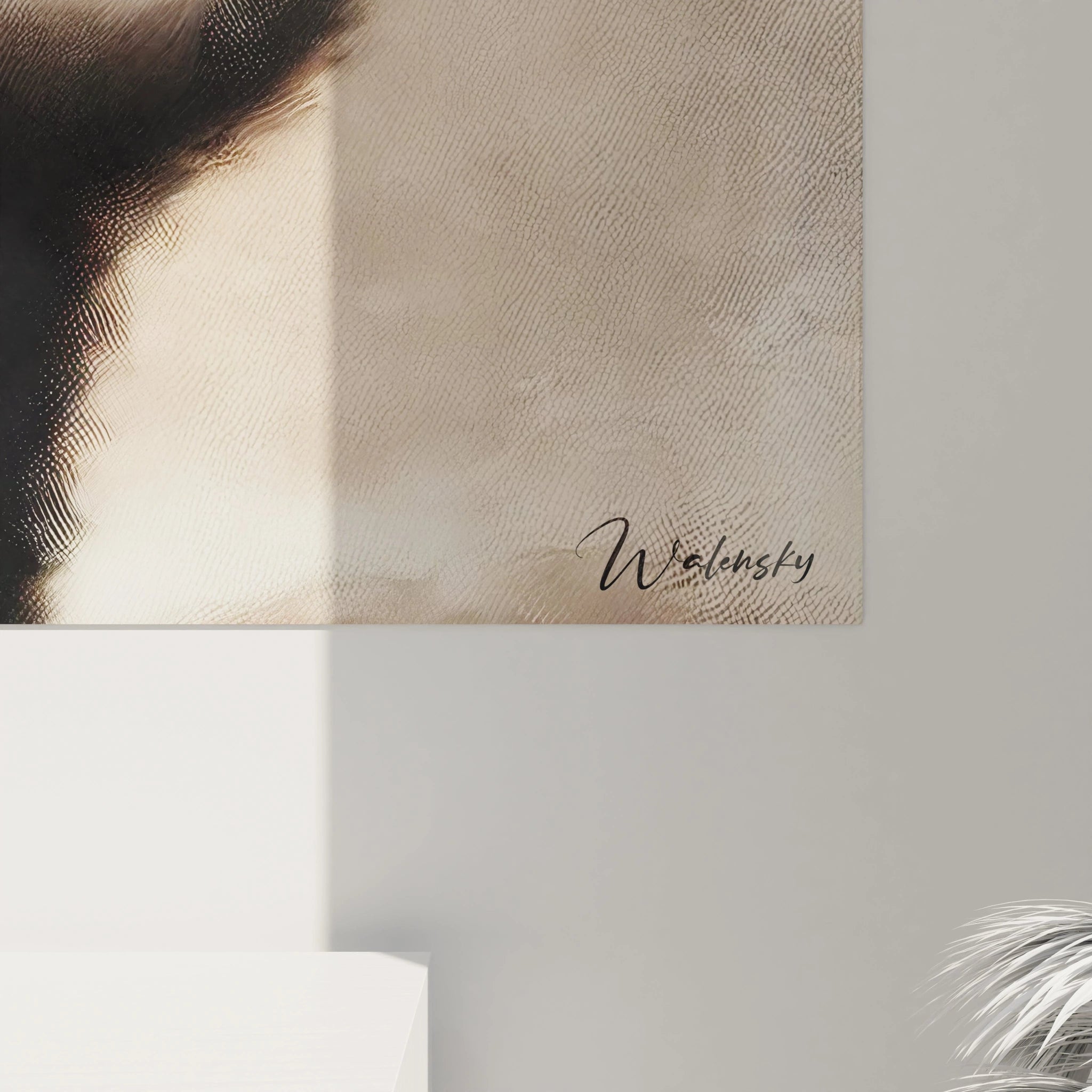 Découvrez de près la douceur de ce tableau chat. Les reflets subtils sur la fourrure noire du chaton et l'arrière-plan texturé créent une sensation de réalisme qui attire immédiatement l'œil.