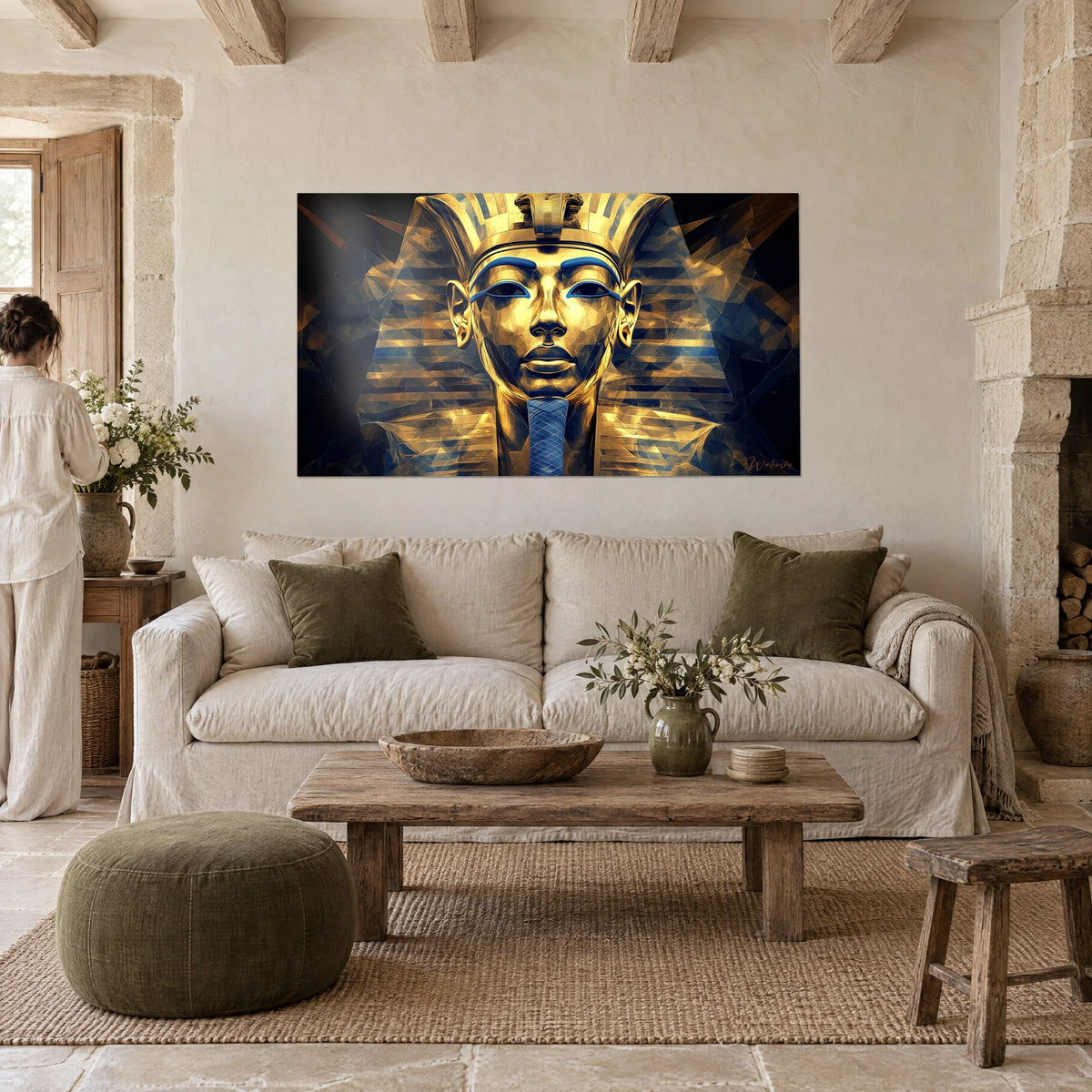 Gemälde Pharaonenmaske aus gehämmertem Gold, gestreiftes Nemes-Band in Lapislazuli-Blau, Khol-Blick, über einem Sofa in einem hellen Wohnzimmer