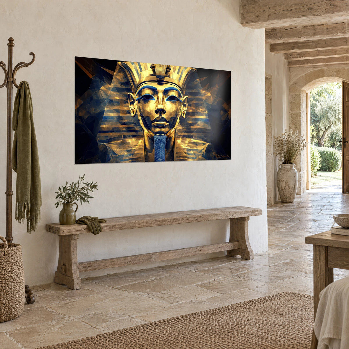 Tableau roi égyptien au visage doré et aux sourcils bleu cobalt, coiffe striée, facettes cristallines, dans une maison en pierre