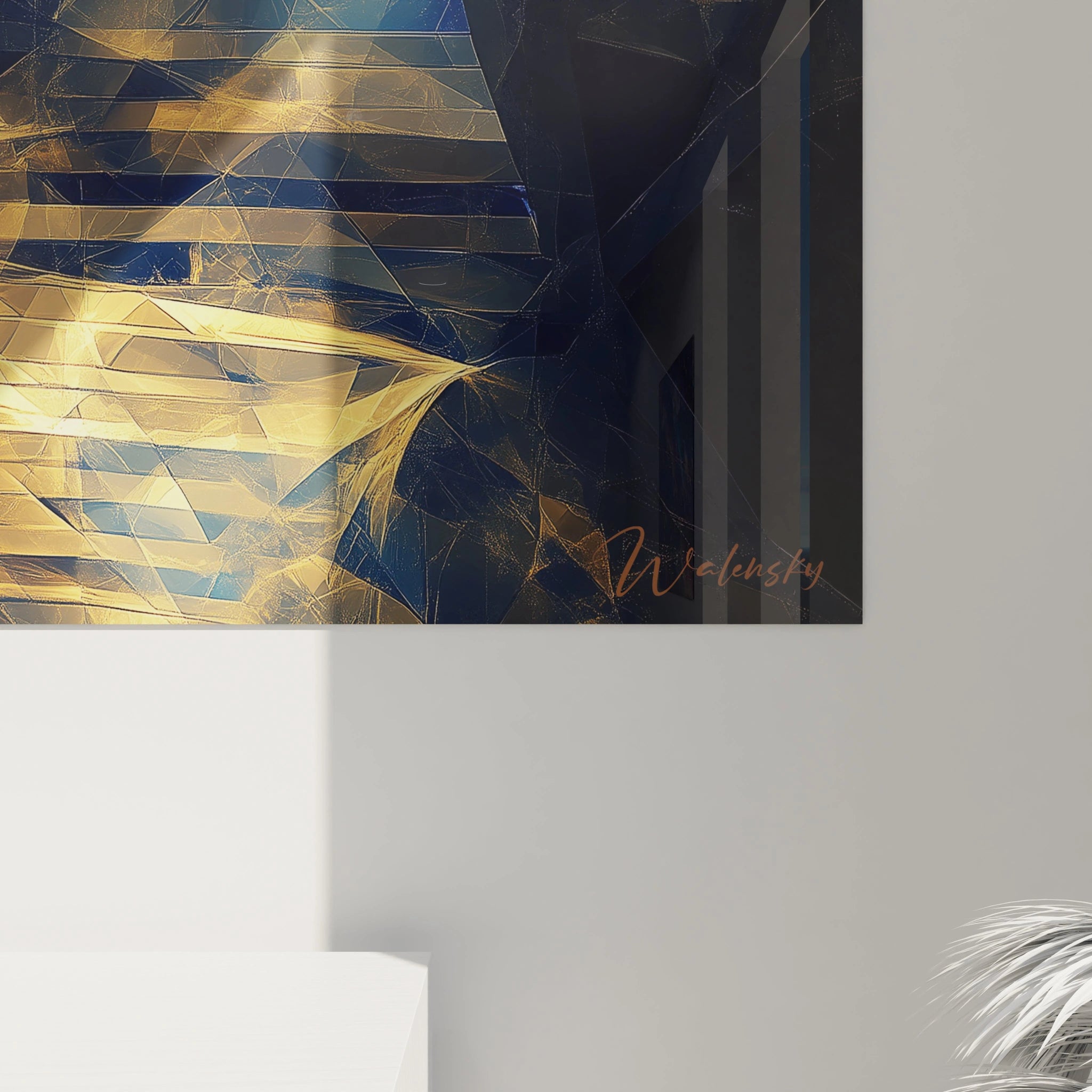 Tableau Egypte mural Walensky avec design abstrait bleu et doré accroché sur un mur gris