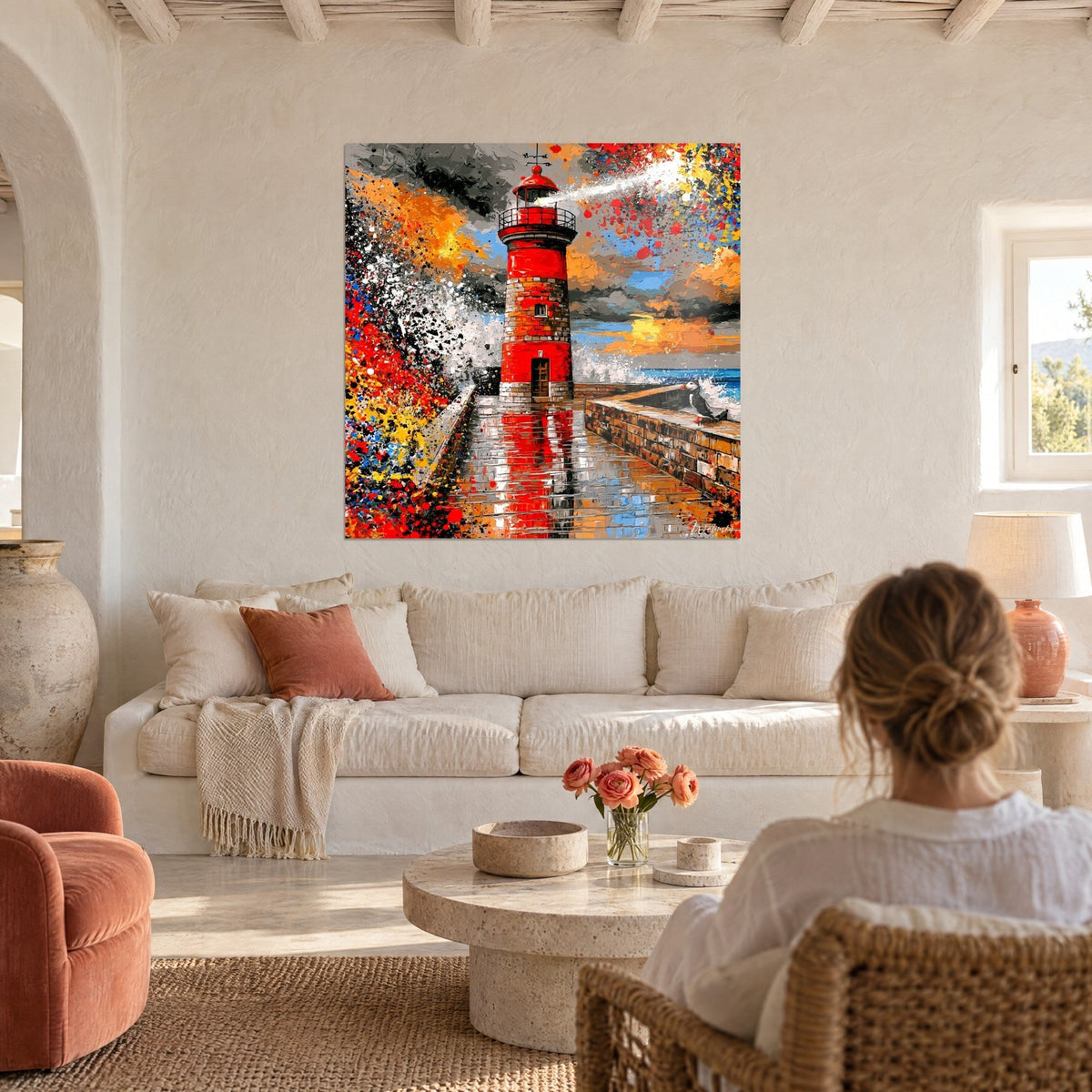 Tableau phare rouge à lanterne brillante, éclaboussures orange et jaune, jetée pavée mouillée, au-dessus d'un canapé dans un salon lumineux