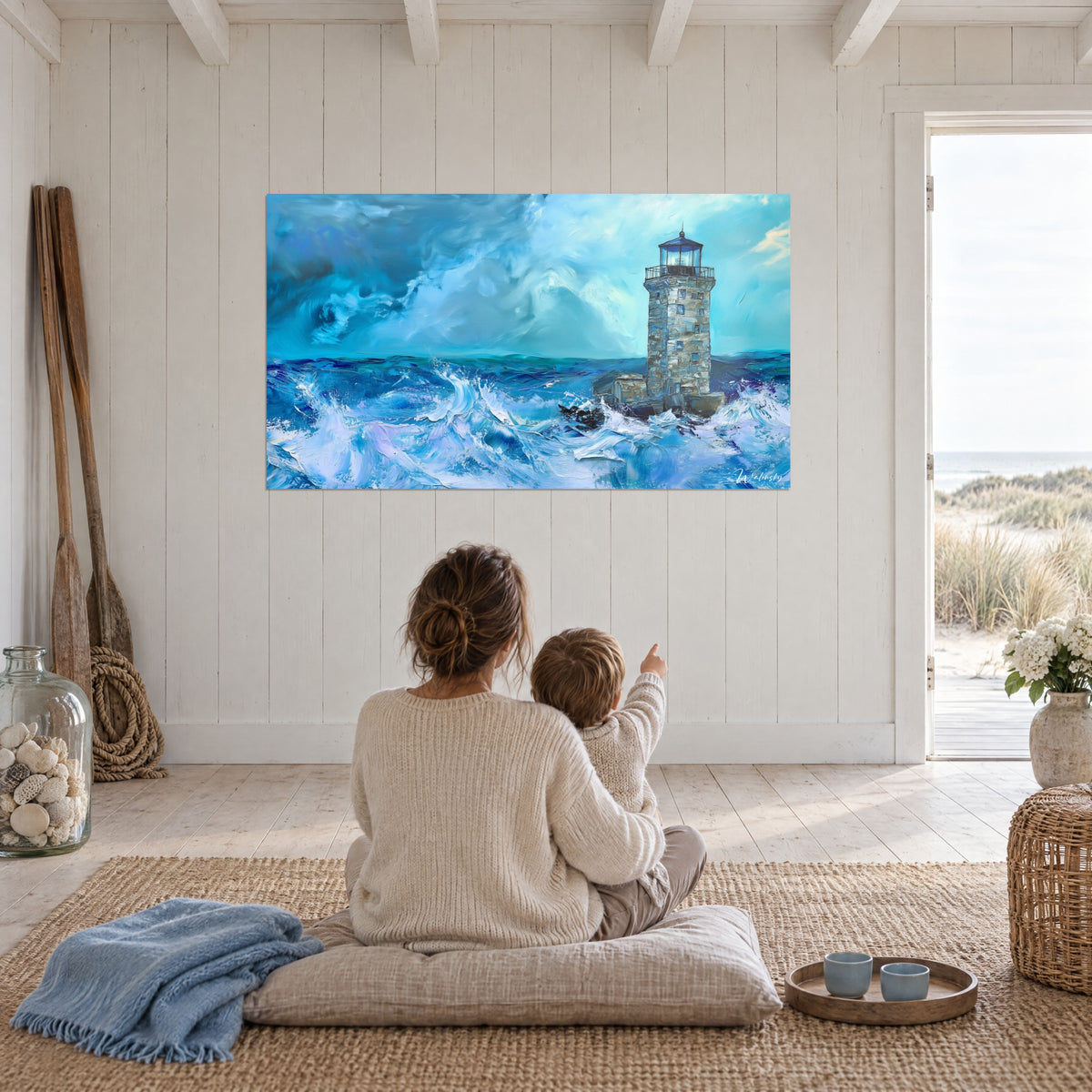 Cuadro luz en la tormenta, torre de piedra y crestas de espuma blanca sobre mar índigo, madre e hijo sentados de espaldas frente a la pared