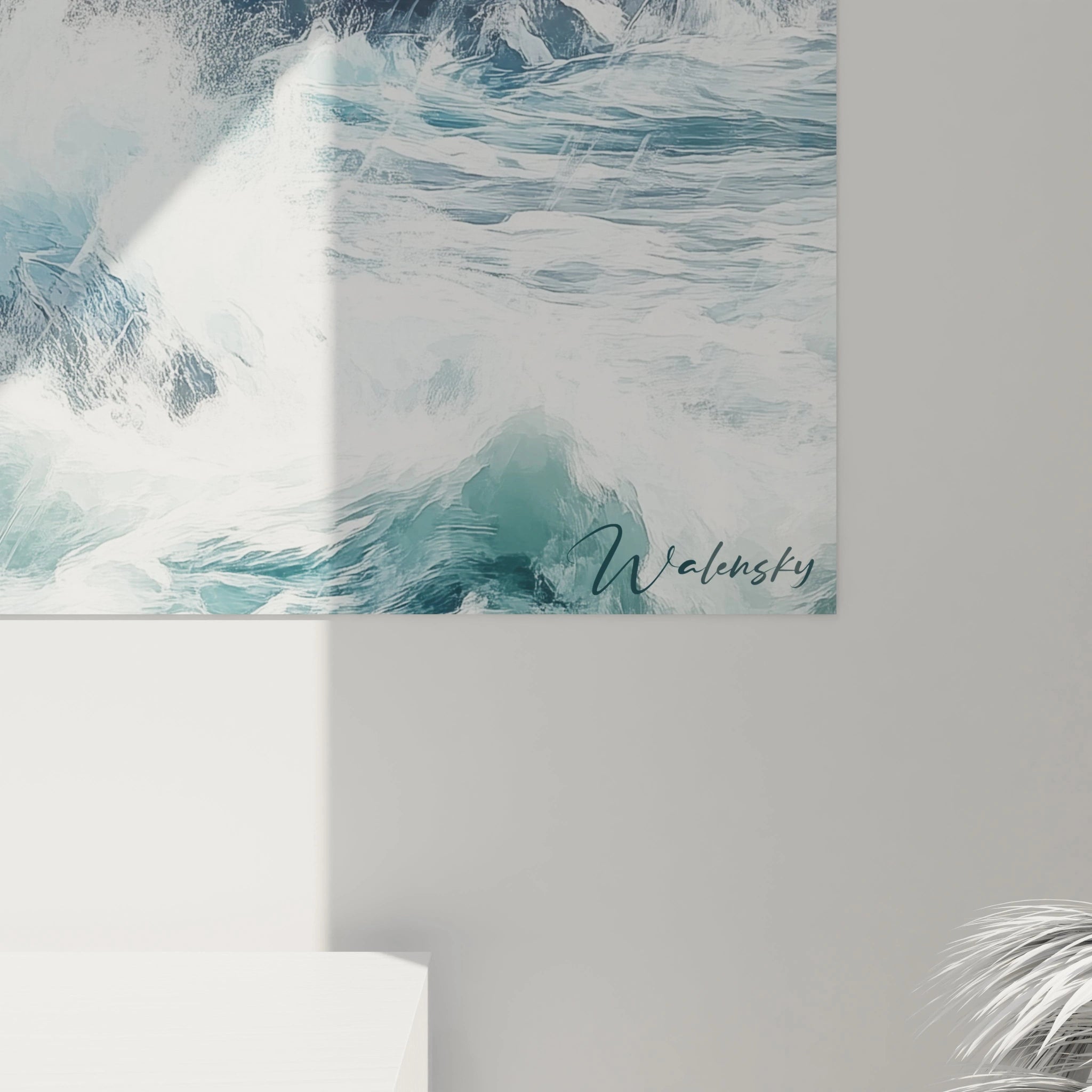 Un tableau phare dépeignant une scène maritime avec un phare éclairé sous une forte tempête. Le contraste entre les vagues blanches, le ciel sombre et la structure blanche met en avant les textures dynamiques.