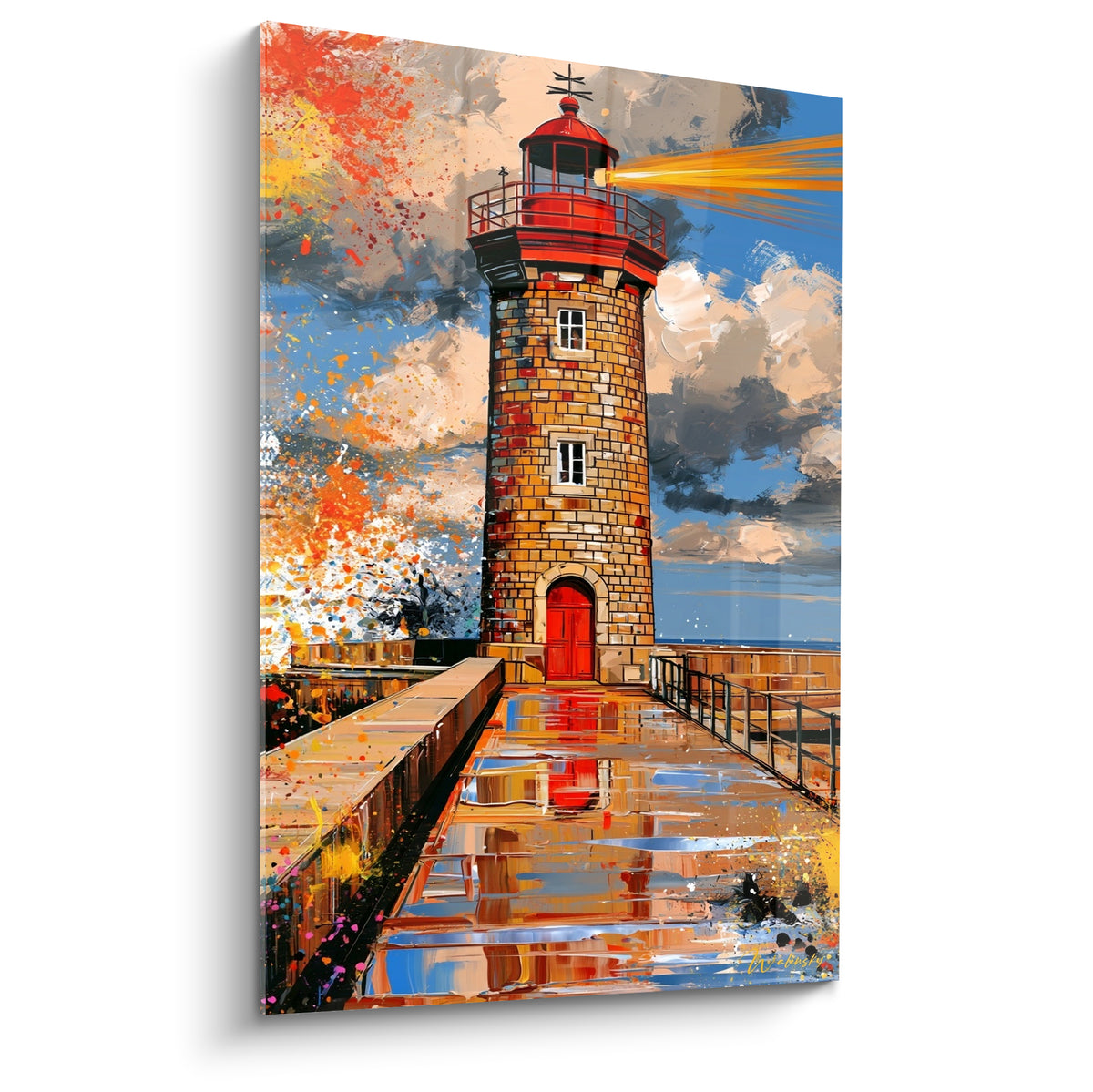 Phare de pierre ocre au faisceau doré perçant un ciel bleu et anthracite orageux