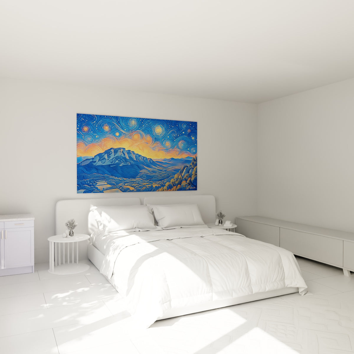 Montagne occitane aux courbes bleu nuit et dorées, accrochée au-dessus d'un lit dans une chambre claire